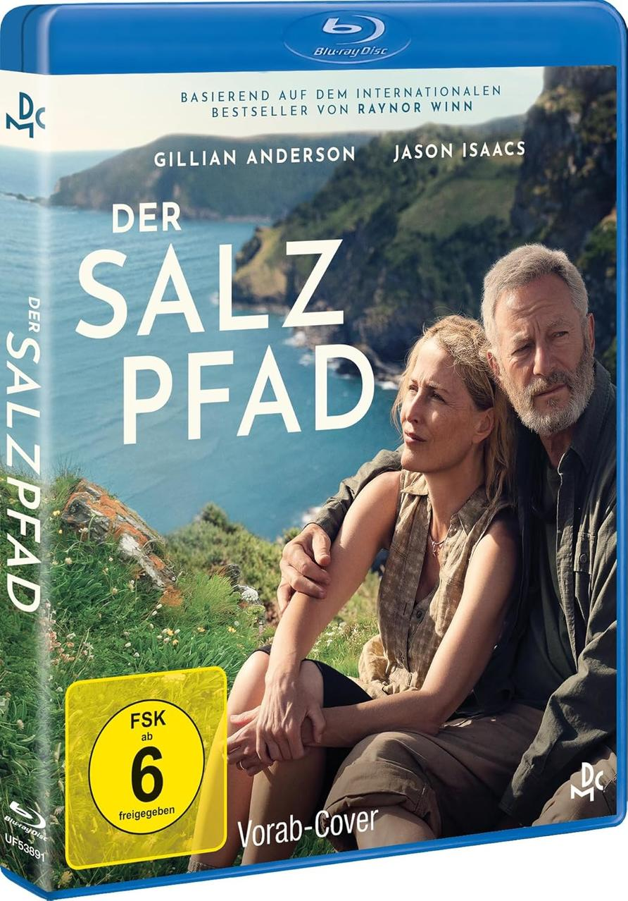 Blu-ray-Cover von 'Der Salz Pfad' mit Gillian Anderson und Jason Isaacs. Sie sitzen mit Meerblick.