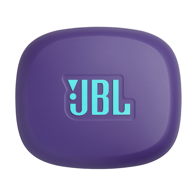 Ein lila JBL-Kopfhörer-Etui mit cyanfarbenem JBL-Logo. Das Etui ist geschlossen und hat eine abgerundete rechteckige Form. Schwarzer Hintergrund.