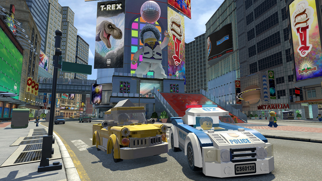 Lego-Stadtszene mit gelbem Auto und Polizeiauto. Gebäude und Werbetafeln im Hintergrund. Diskokugel und Lego-Figur oben.