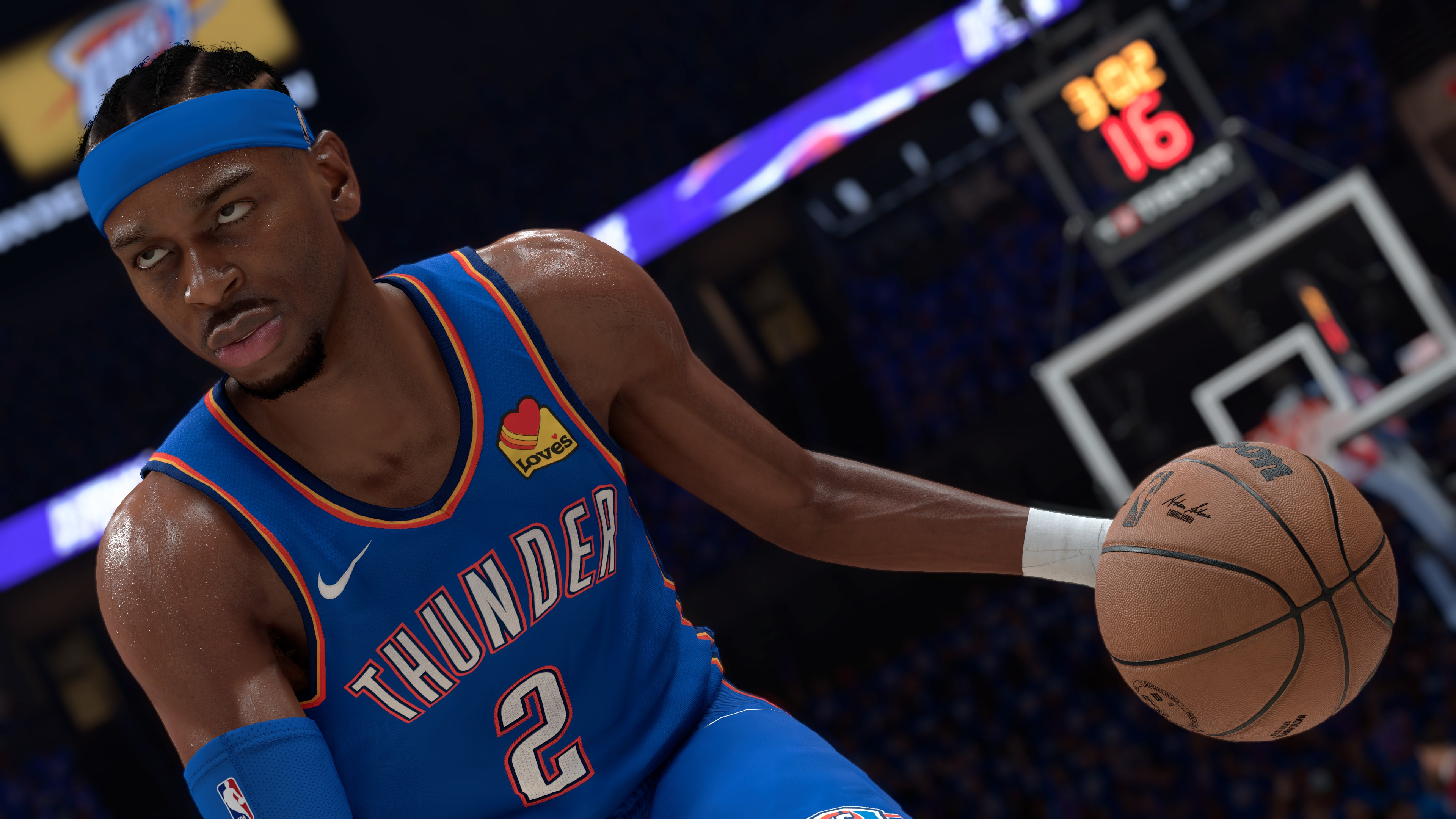 Giocatore di basket in maglia blu con palla. Tabellone sullo sfondo. Azione di gioco.