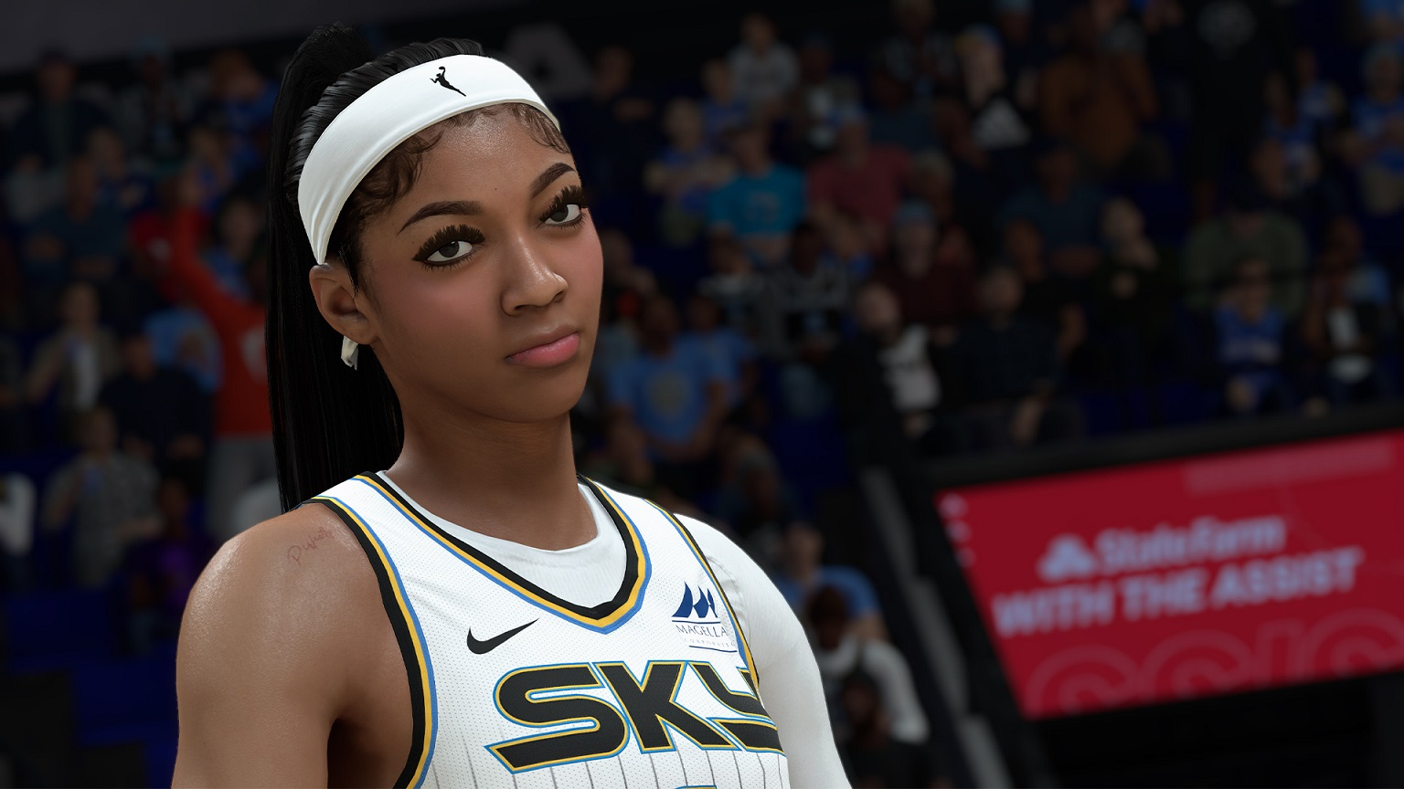 Una giocatrice di basket con una maglia bianca con la scritta SKY. Indossa una fascia bianca e guarda verso la telecamera in uno stadio.