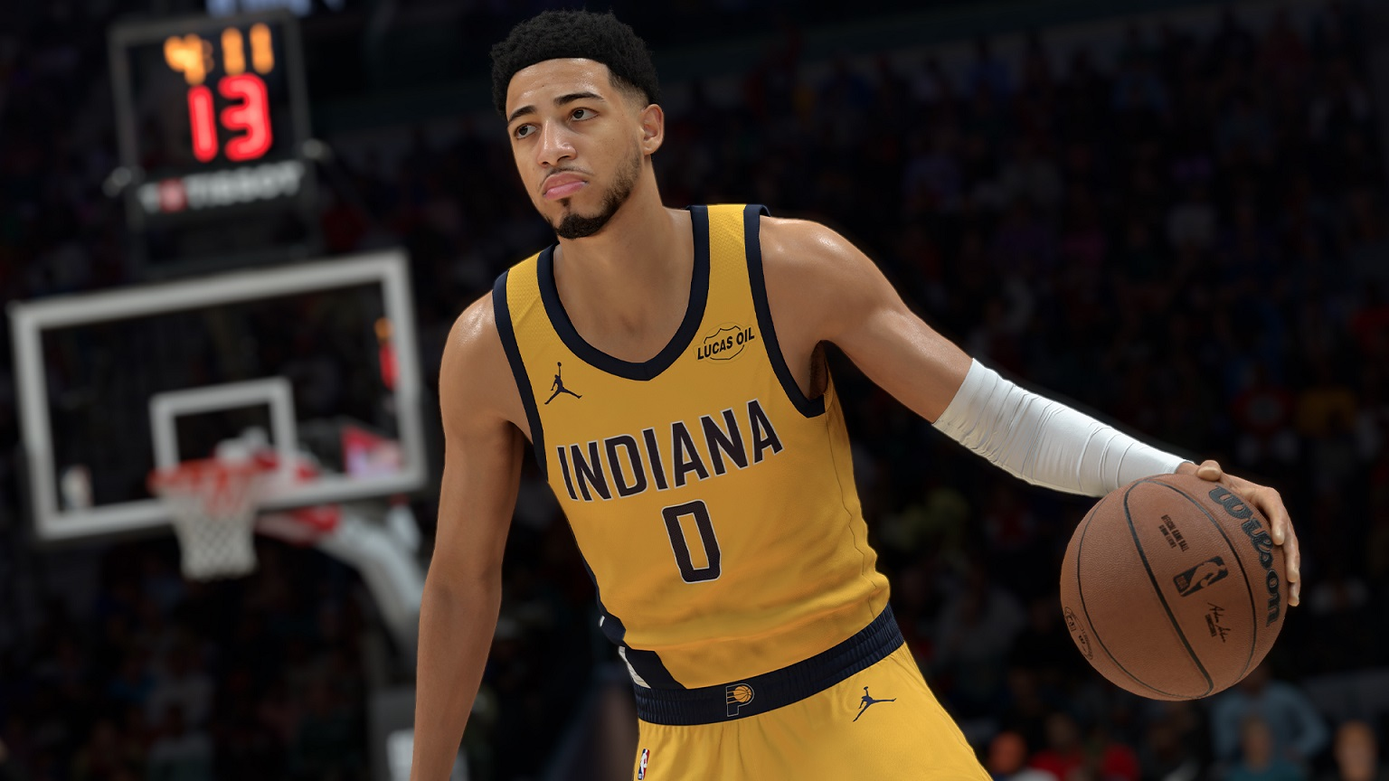 Un giocatore di basket con una maglia gialla degli Indiana Pacers tiene una palla. Lo sfondo mostra un campo e spettatori.
