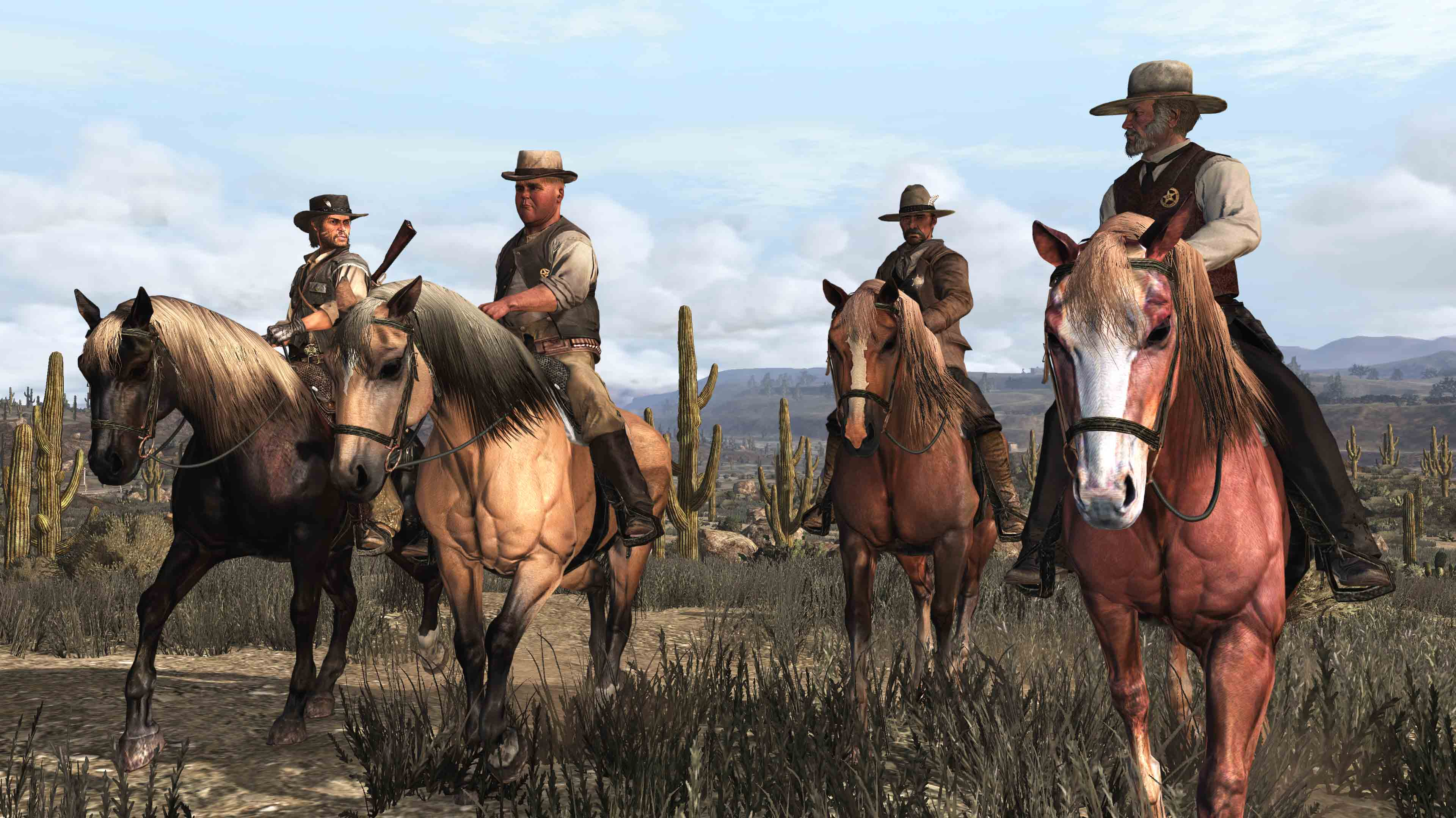 Quattro cowboy a cavallo attraversano un paesaggio desertico. Si vedono cactus e colline lontane. Il cielo è nuvoloso.