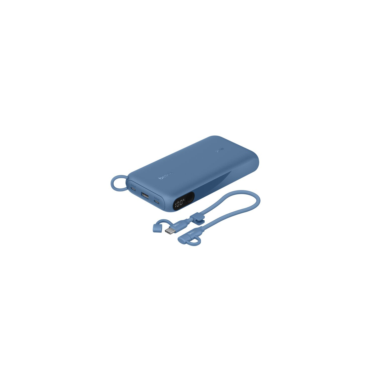Une batterie externe Belkin bleue avec un câble connecté. L'écran affiche 100 %. Le fond est blanc.