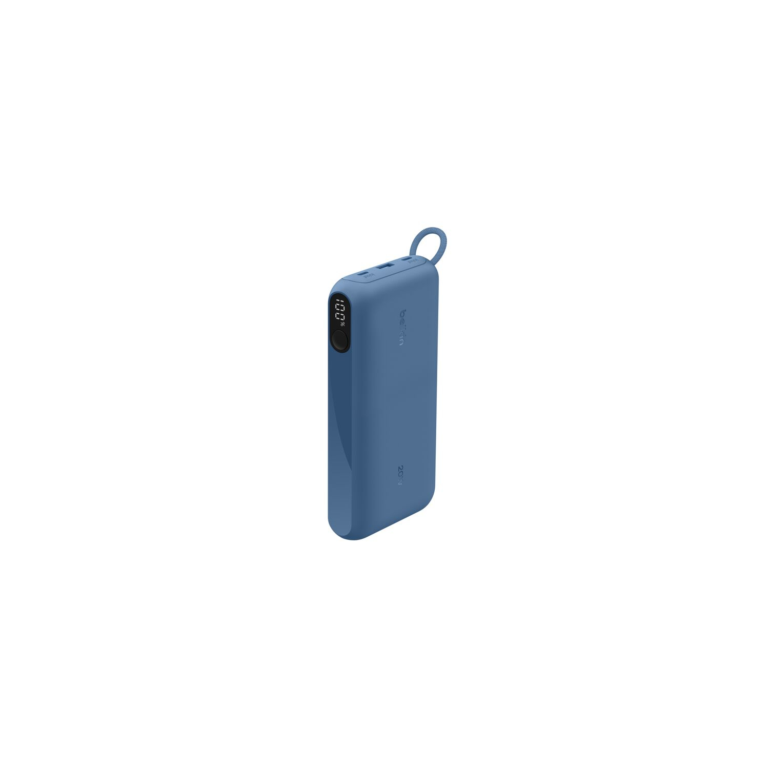 Une batterie externe Belkin bleue affiche 100% de charge. Elle a une boucle et un écran numérique. Le fond est blanc.