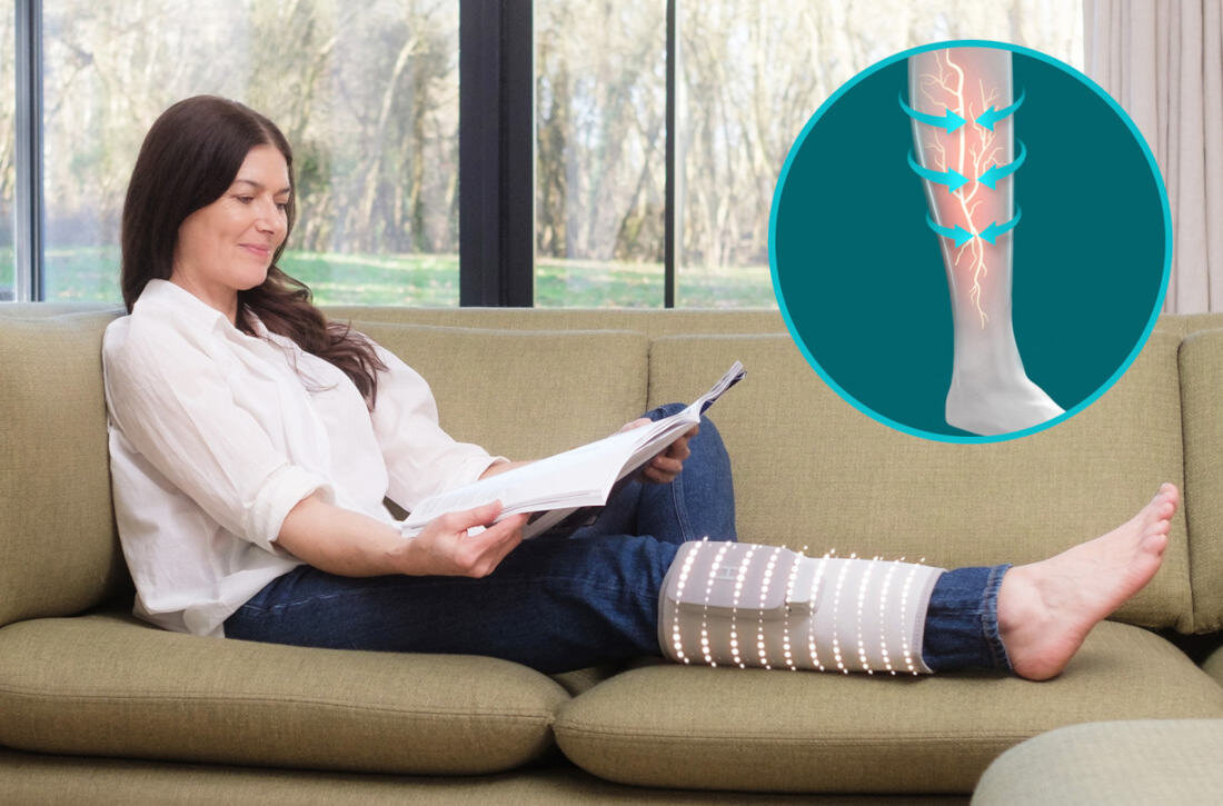 Kobieta na kanapie czyta, ma na nodze ortezę. Wstawka pokazuje nogę ze strzałkami i żyłami. Tło to okno.