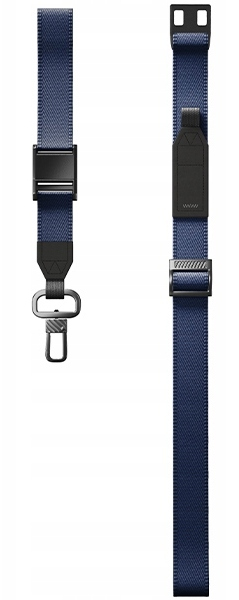 Dwa granatowe paski z czarnym metalowym osprzętem. Jeden pasek ma haczyk i zapięcie, drugi klamrę i czarną metkę.