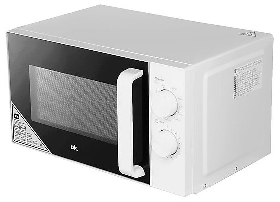 Biała kuchenka mikrofalowa z czarnymi drzwiami i uchwytem. Posiada pokrętła sterowania i markę "ok." z przodu.