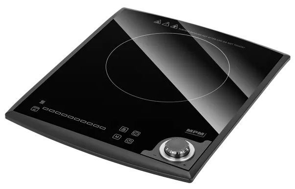 Czarna płyta indukcyjna z centralną strefą gotowania, panelem sterowania i srebrnym pokrętłem. Powierzchnia odbija światło.