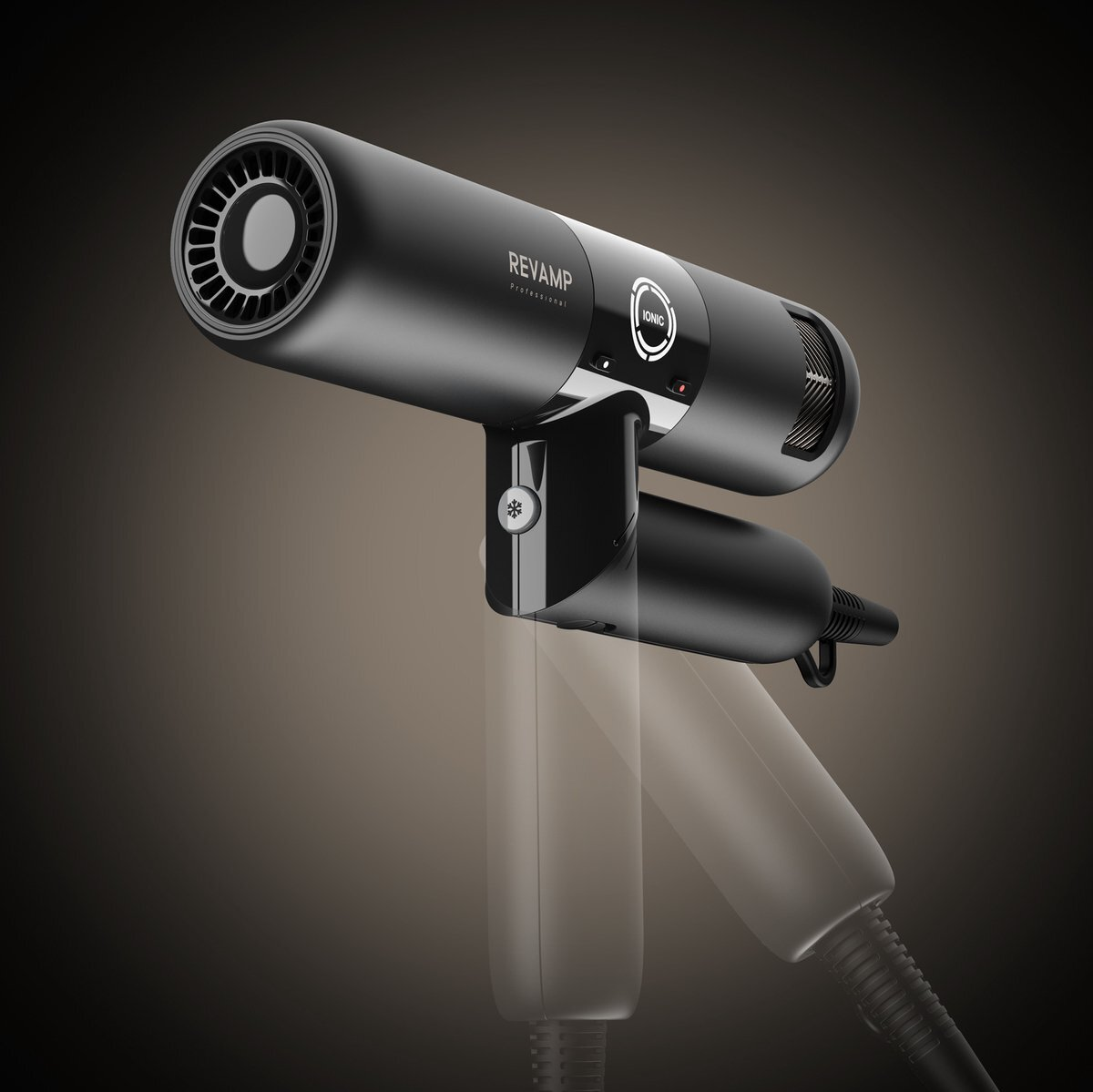 Czarna suszarka do włosów Revamp Professional jest ustawiona pod kątem, z przewodem zasilającym. Tło jest cieniowane na brązowo.