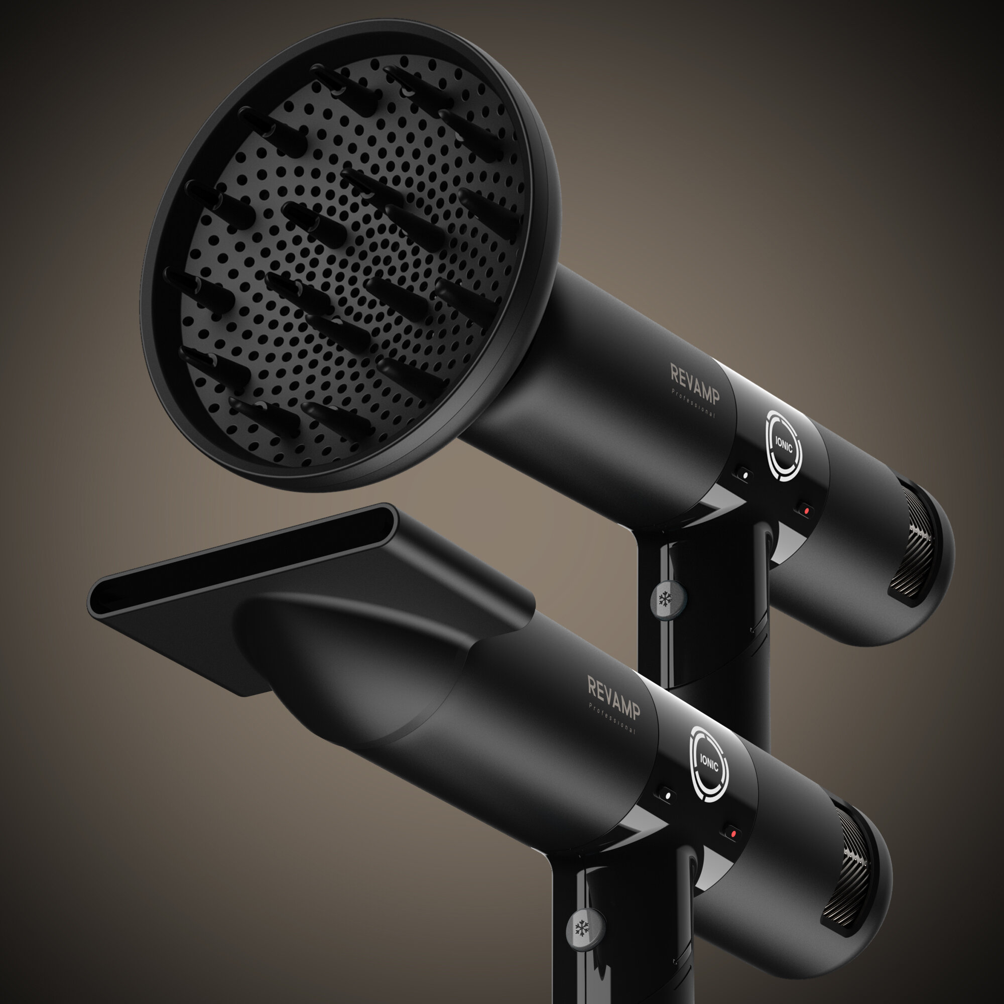 Pokazano dwie czarne suszarki do włosów Revamp, jedną z dyfuzorem. Tło to brązowy gradient.