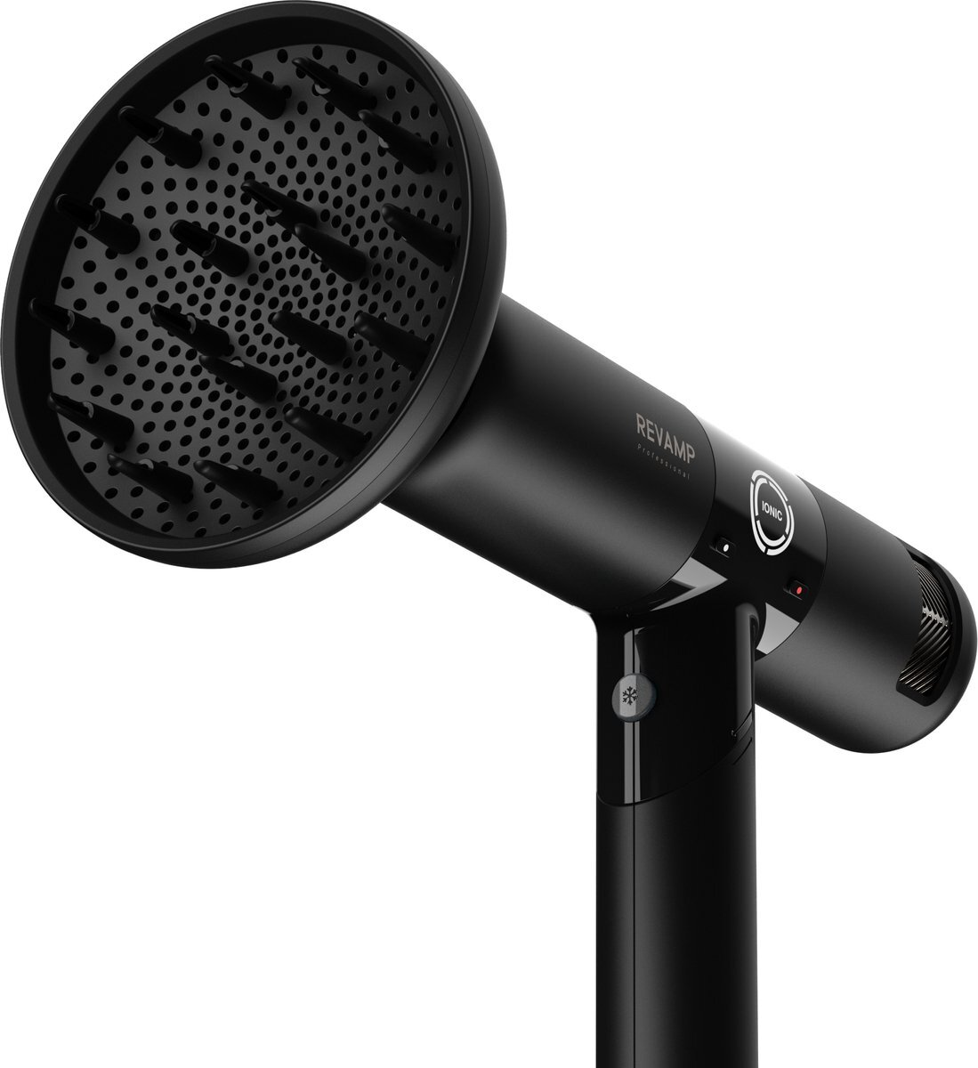 Czarna suszarka do włosów z nasadką dyfuzora. Marka to REVAMP. Ma przycisk jonowy i przycisk płatka śniegu.