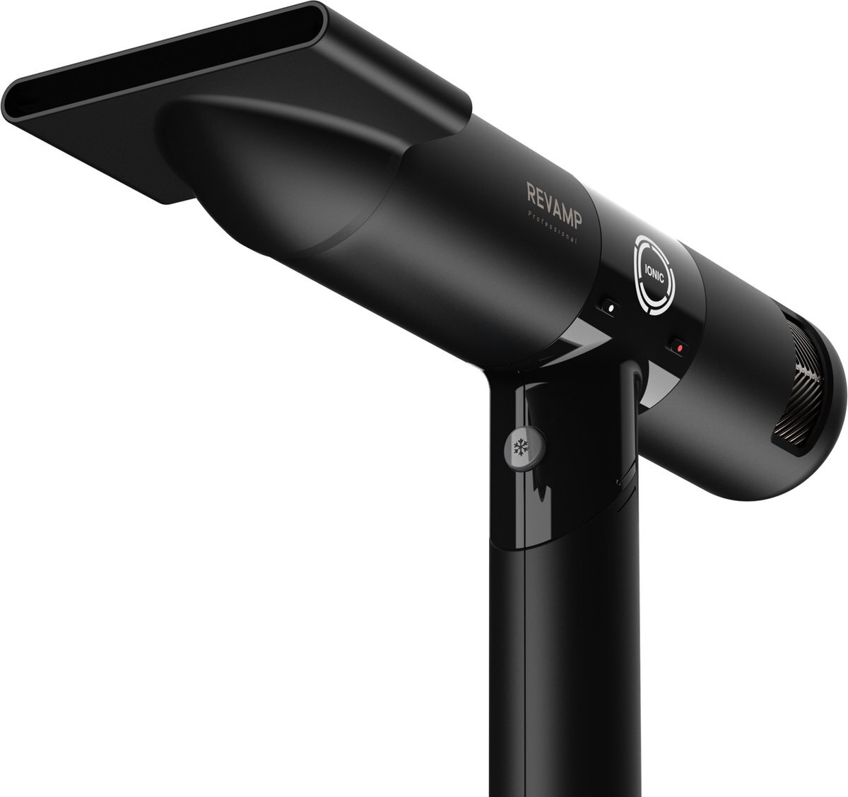 Czarna, profesjonalna suszarka do włosów Revamp Ionic jest ustawiona pod kątem. Ma przyciski i napisy Ionic i Revamp.