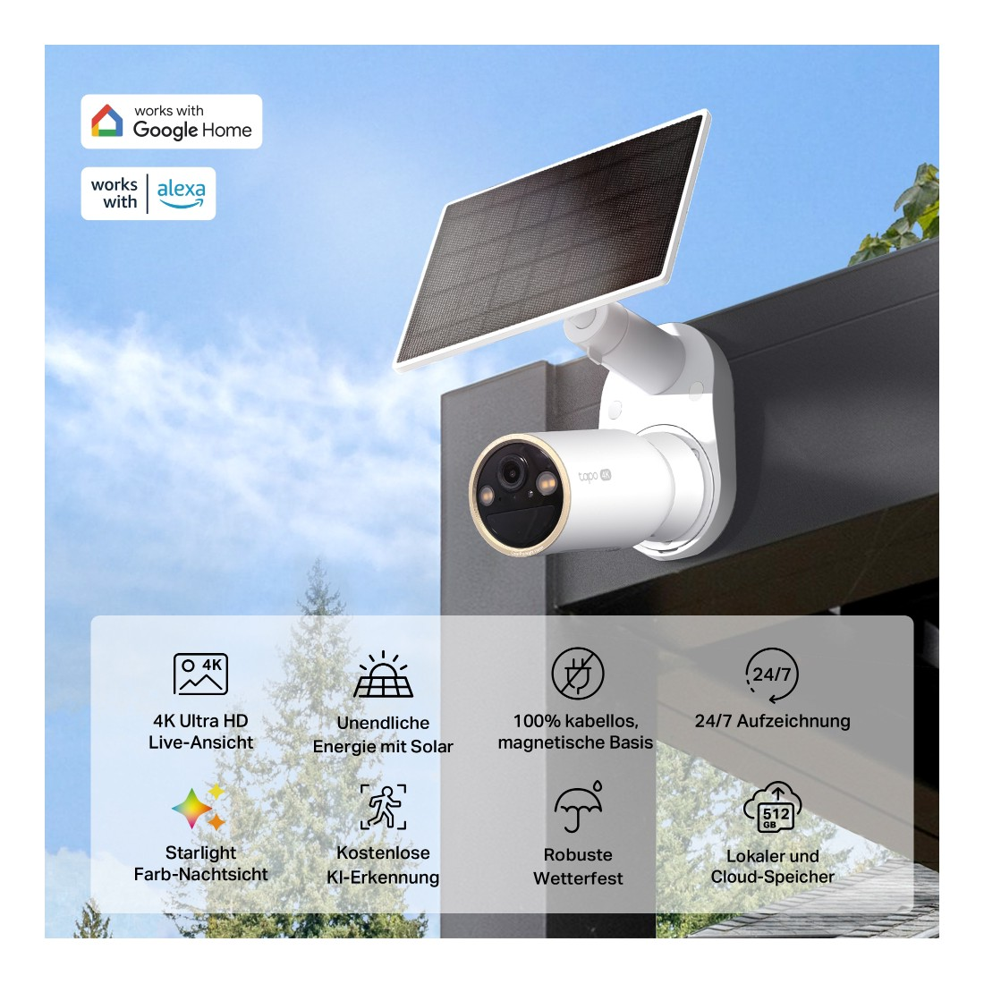 Weiße Überwachungskamera mit Solarpanel, an einem Gebäude montiert. Sie hat ein schwarzes Objektiv und goldfarbene Verzierungen.