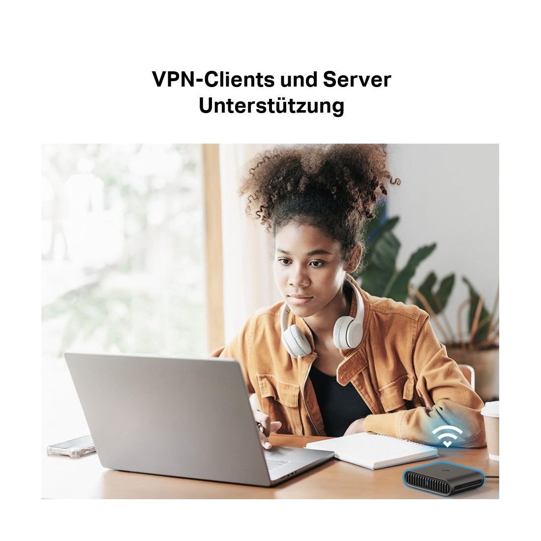 Eine junge Frau mit Kopfhörern arbeitet an einem Laptop. Ein Wifi-Symbol befindet sich über einem kleinen schwarzen Gerät. Eine Kaffeetasse und ein Telefon sind ebenfalls sichtbar.