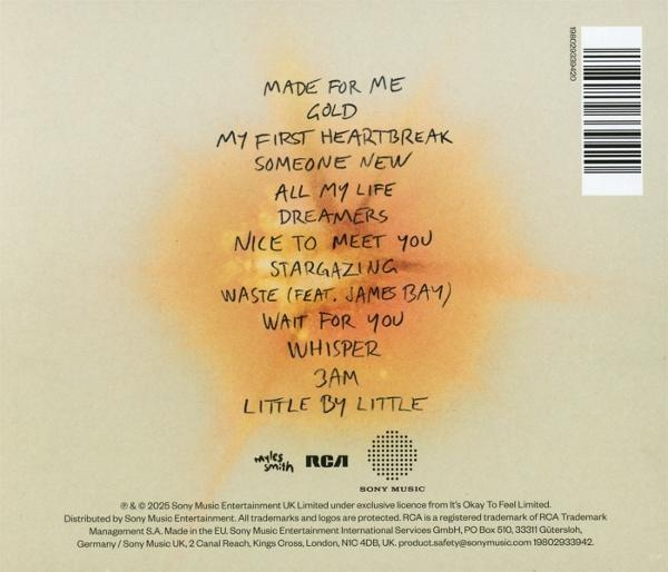 CD-Cover mit schwarzer Titelliste, mit verschwommenem gelb-orangem Hintergrund. Enthält Logos und Text unten.