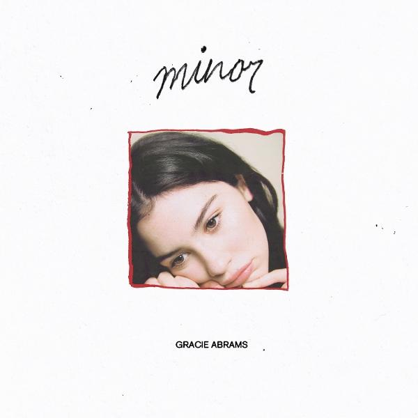 Albumcover für 'minor' von Gracie Abrams. Zeigt ein Gesicht in einem rot umrandeten Quadrat, Titel oben, Künstlername unten.