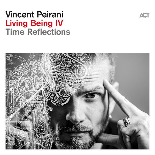 Mann mit Bart berührt Stirn, Zahnräder überlagern seinen Kopf. Text oben: Vincent Peirani Living Being IV Time Reflections.
