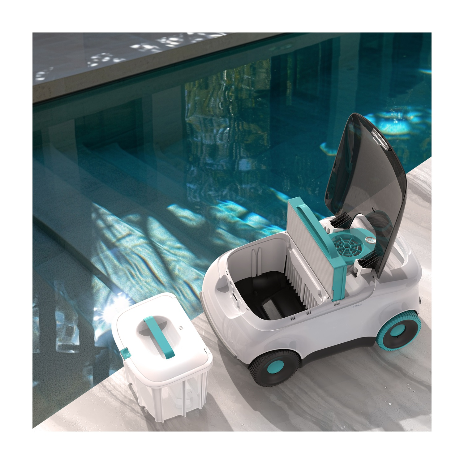 Un robot pulitore per piscina bianco con dettagli turchese è accanto a un contenitore bianco sul bordo della piscina. La piscina riflette la luce del sole.