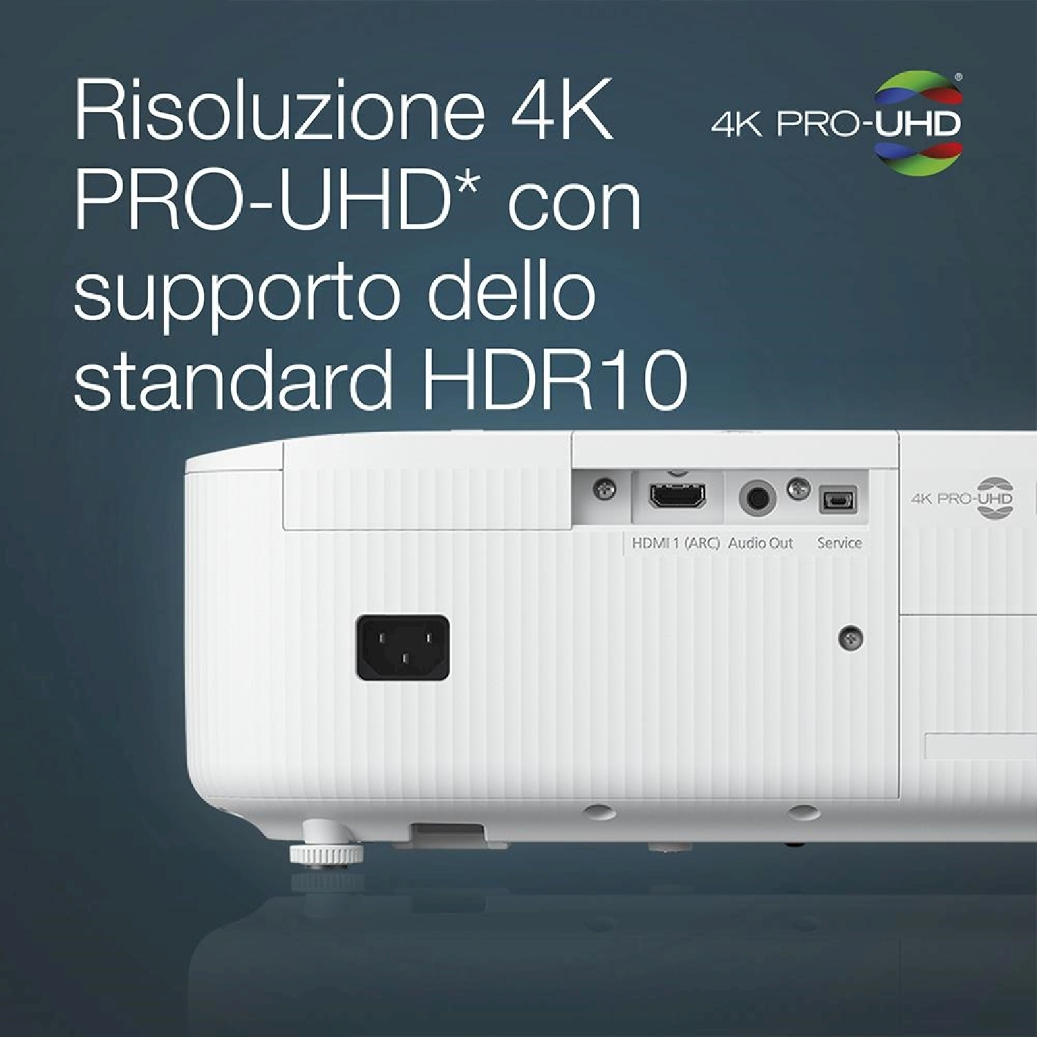 Un proiettore bianco con porte, un ingresso di alimentazione e la scritta '4K PRO-UHD'. Lo sfondo è un gradiente grigio e blu.