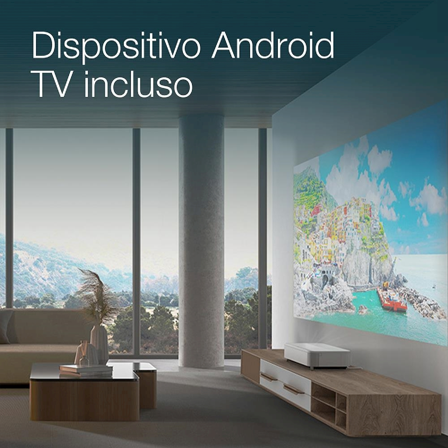 Un soggiorno mostra uno schermo di proiezione con una città colorata. Un mobile TV moderno contiene un proiettore. Un tavolino da caffè è davanti.