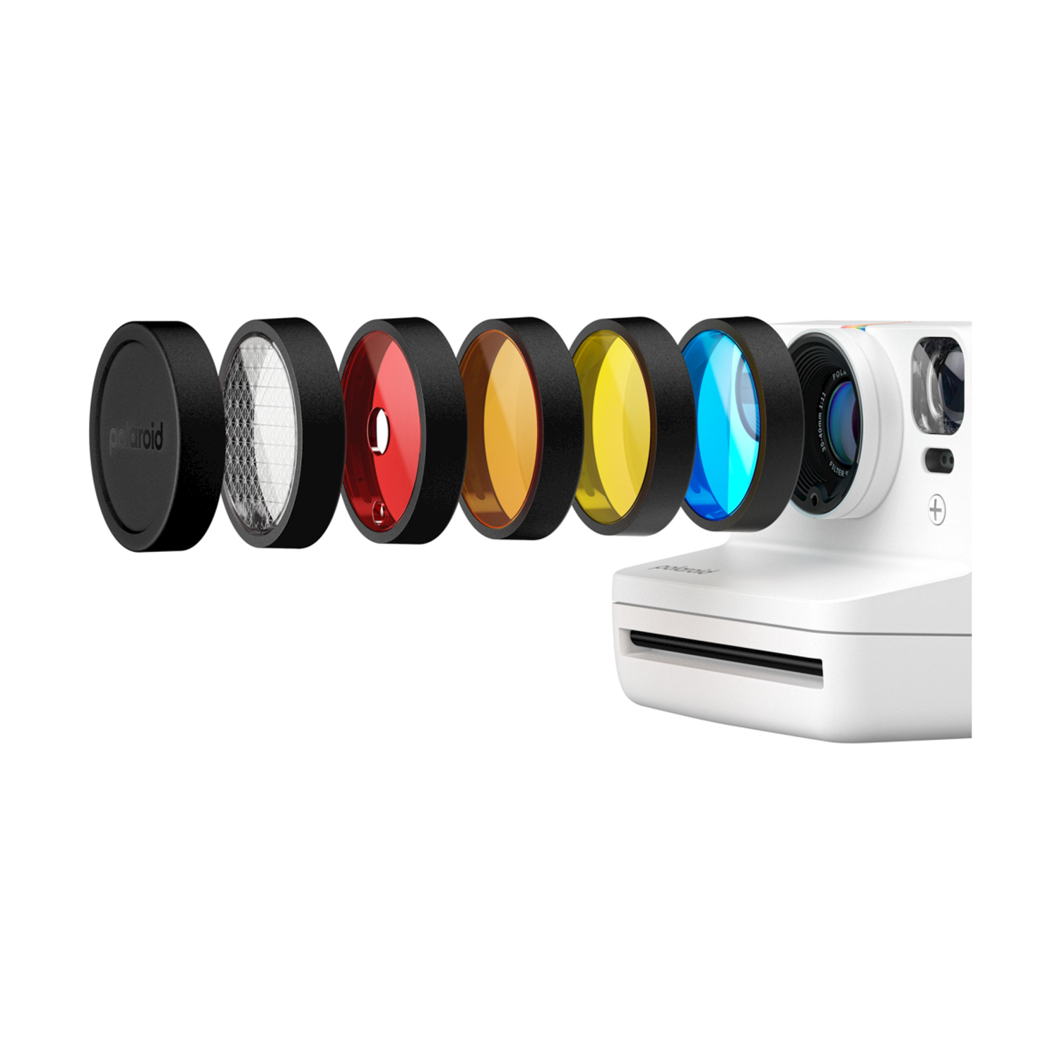 Una fotocamera Polaroid bianca con diversi filtri colorati per lenti e un tappo nero per lenti, tutti staccati e disposti davanti.