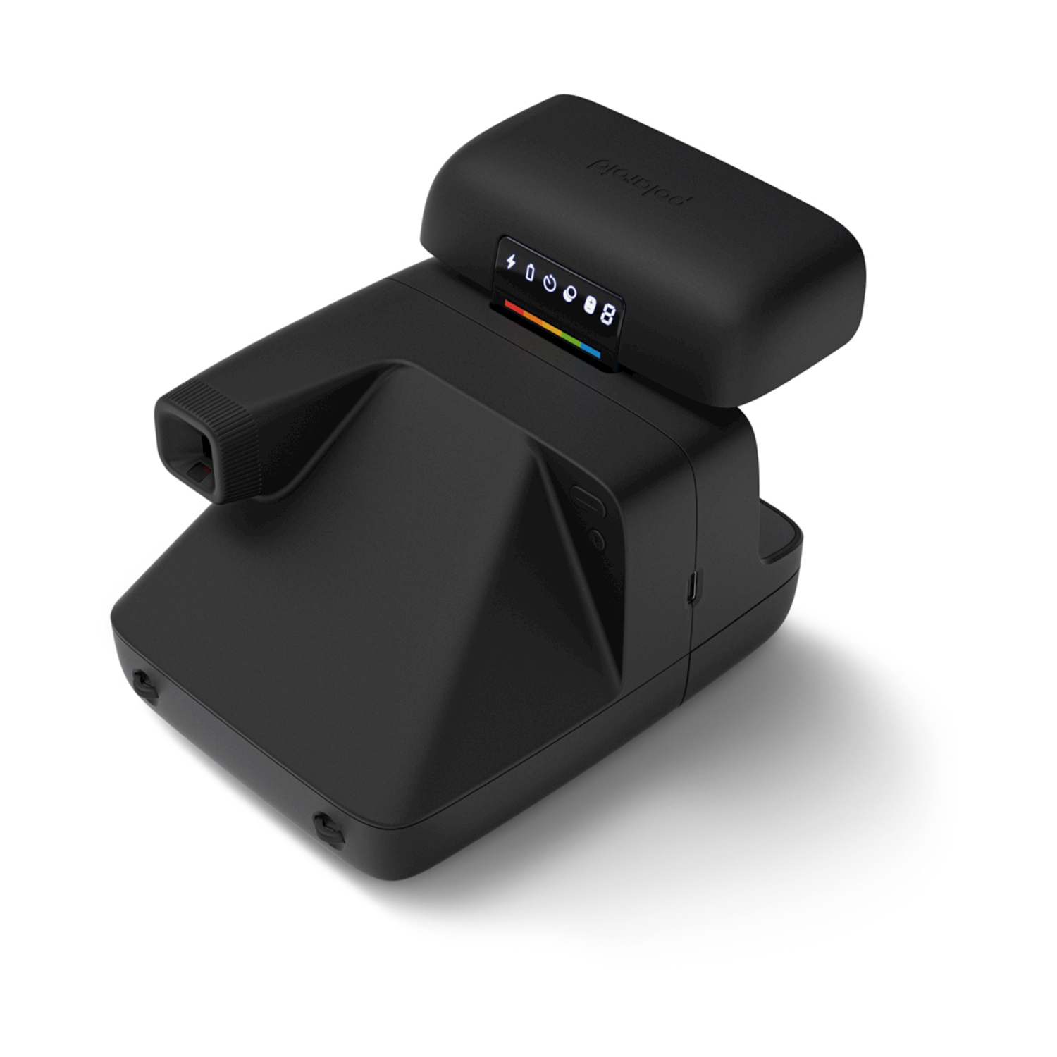 Una fotocamera Polaroid nera è leggermente angolata. Ha un corpo rettangolare con un obiettivo a sinistra e un display digitale sopra.