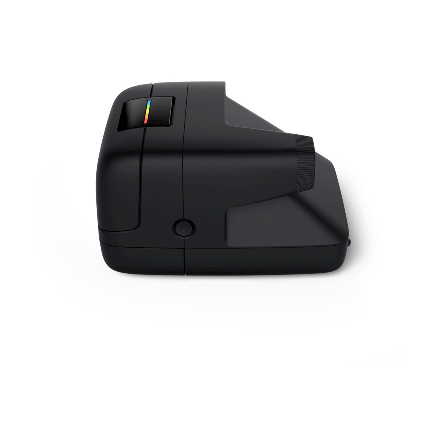 Una fotocamera Polaroid nera è mostrata di lato su uno sfondo bianco. Ha un pulsante arcobaleno in alto.
