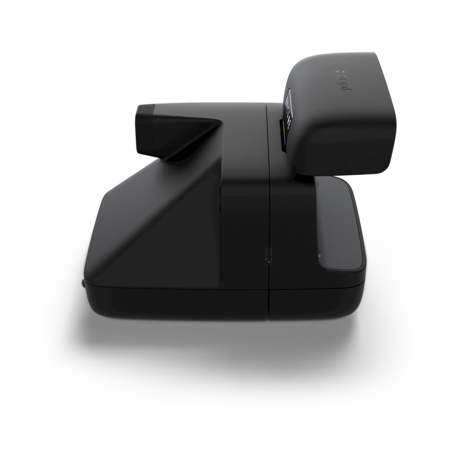 Una fotocamera Polaroid nera su sfondo bianco. Il design della fotocamera è elegante e moderno.
