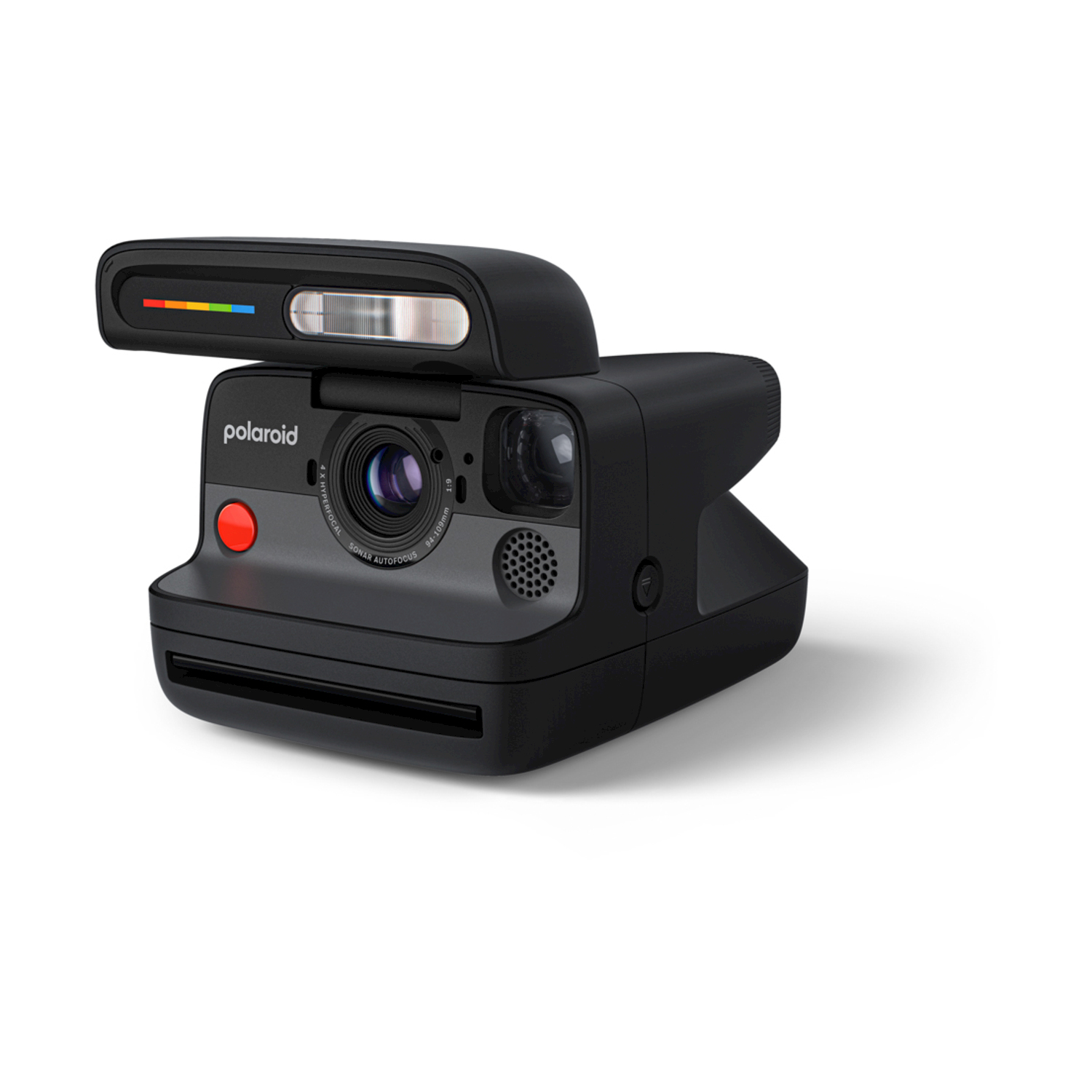 Una fotocamera Polaroid nera su una superficie bianca. Ha un pulsante rosso e una striscia arcobaleno in alto.