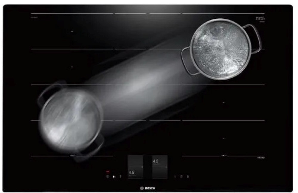 Czarna płyta indukcyjna z dwoma garnkami wrzącej wody. Płyta ma cyfrowy wyświetlacz i logo Bosch.