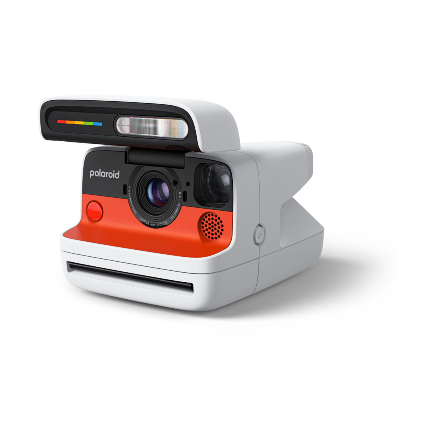 Una fotocamera Polaroid, arancione, bianca e grigia. Ha un obiettivo, un flash e il logo Polaroid. Isolato su sfondo bianco.