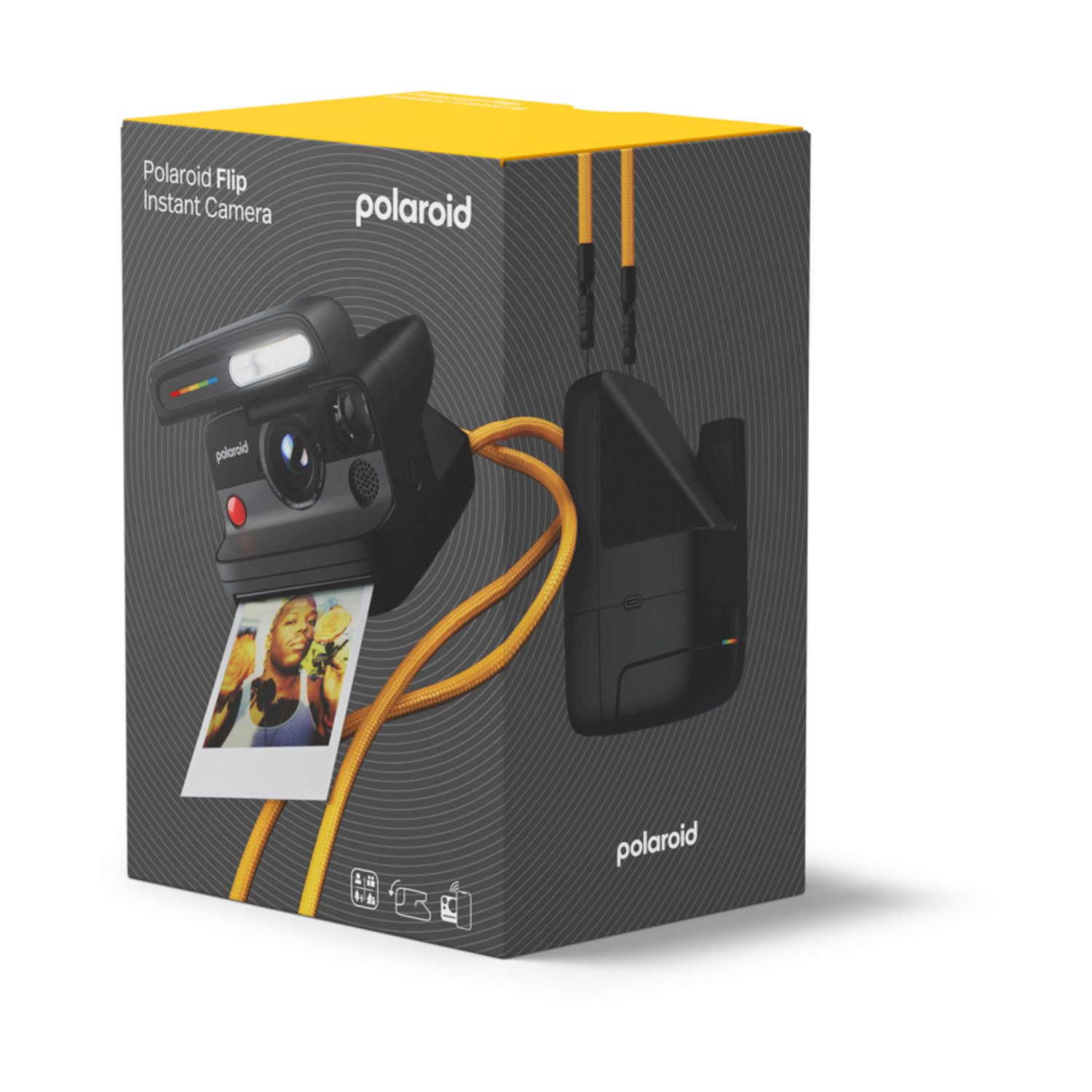 Una fotocamera istantanea Polaroid Flip è esposta sulla sua scatola. La scatola è grigio scuro con accenti gialli. La fotocamera è nera, con una foto.