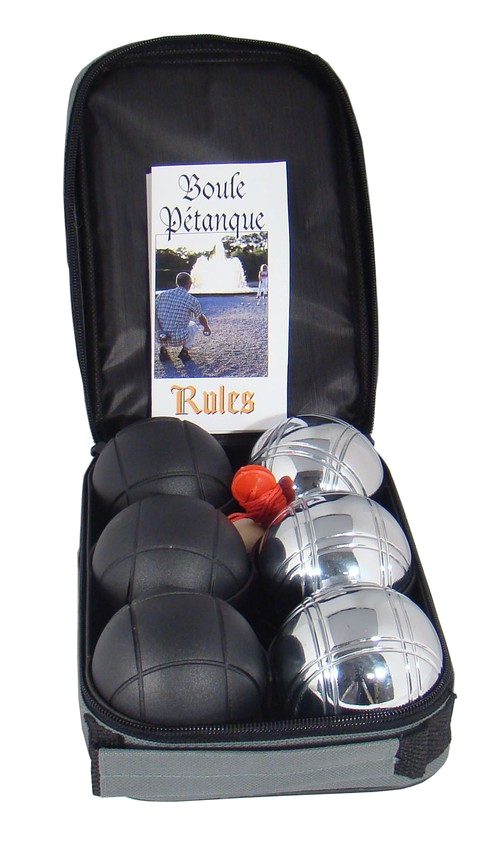 Czarny futerał z zestawem do gry w bule, małą książeczką i pomarańczową świnką. Kule są czarne i srebrne.