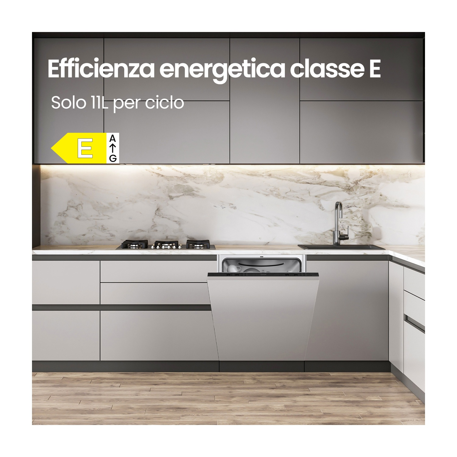 Cucina moderna con lavastoviglie aperta. Etichetta energetica E. Mobili grigio chiaro, alzatina in marmo e pavimento in legno.