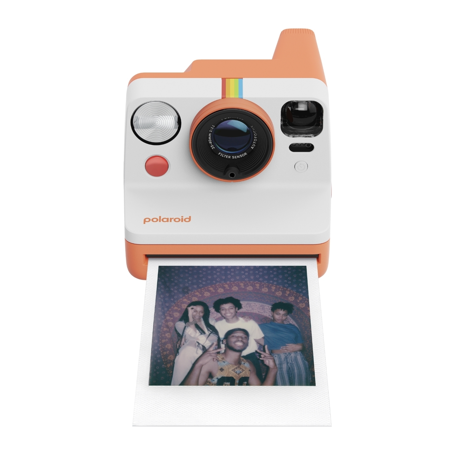 Fotocamera Polaroid bianca e arancione con una foto di cinque persone. La fotocamera ha una striscia arcobaleno. La foto mostra persone sorridenti.