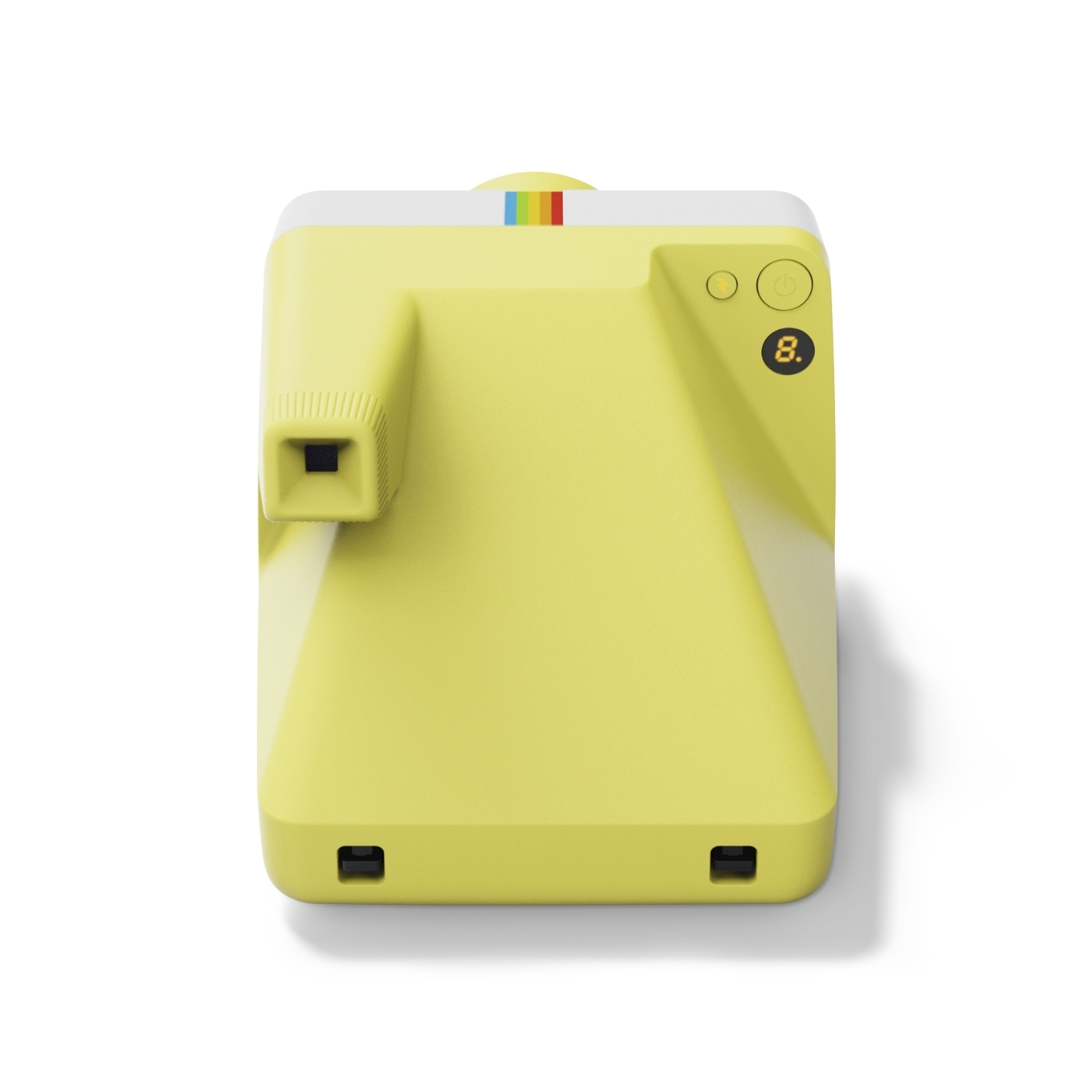 Una fotocamera Polaroid gialla con parte superiore bianca e una striscia arcobaleno. È su una superficie bianca.