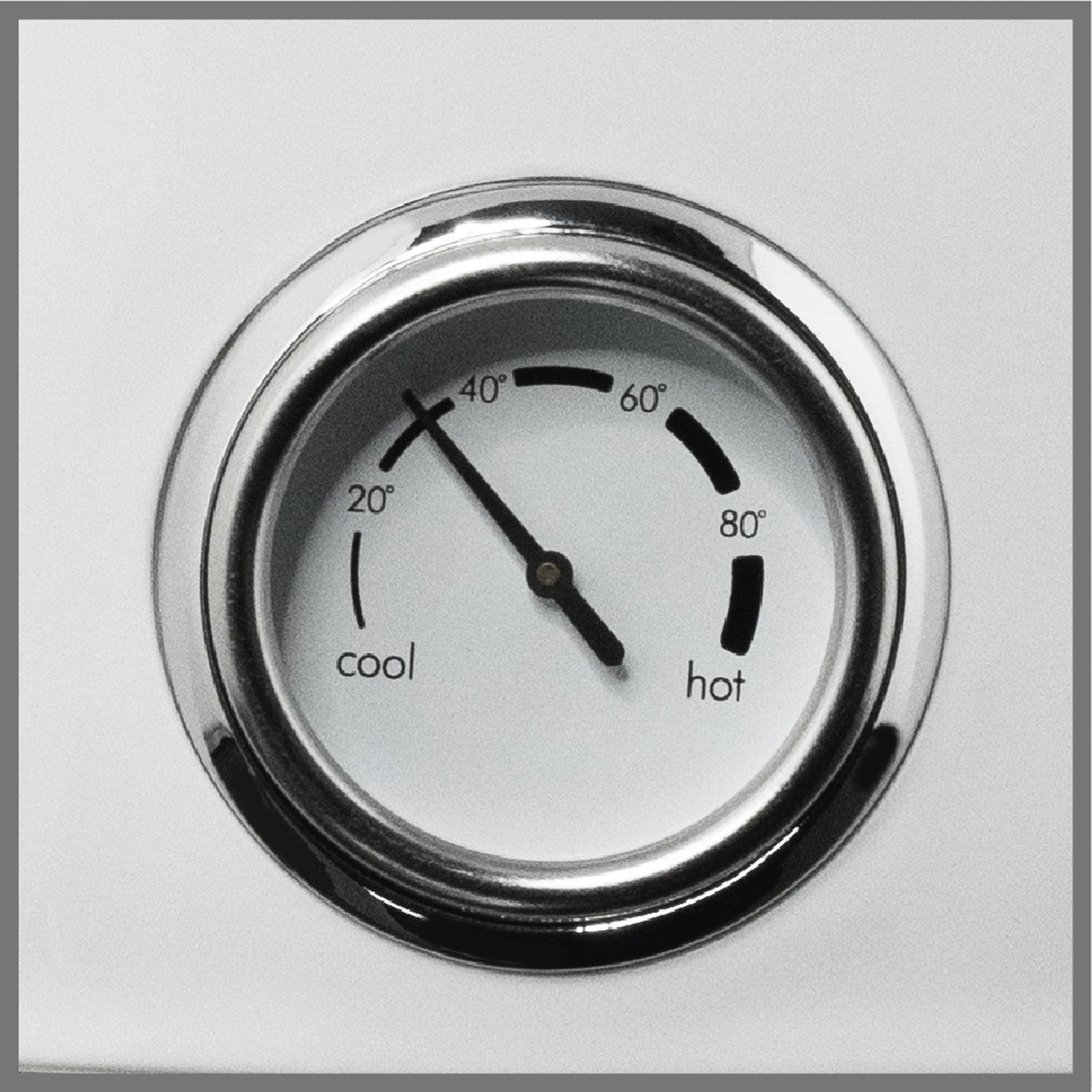Un quadrante rotondo con un ago che punta al centro. Il quadrante ha numeri e le parole 'cool' e 'hot'.