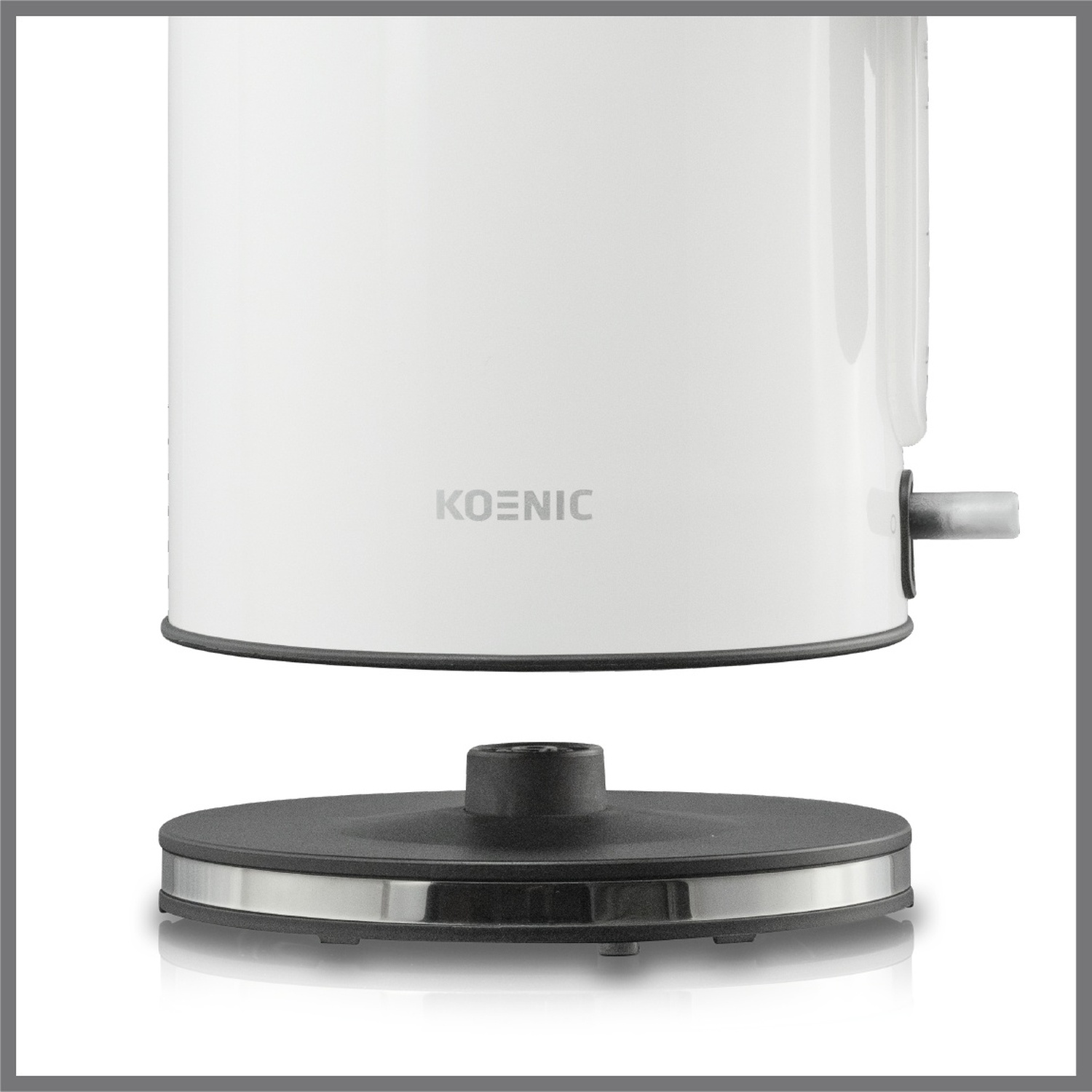 Un bollitore elettrico Koenic bianco, con la base separata. La base è nera con un bordo argentato.