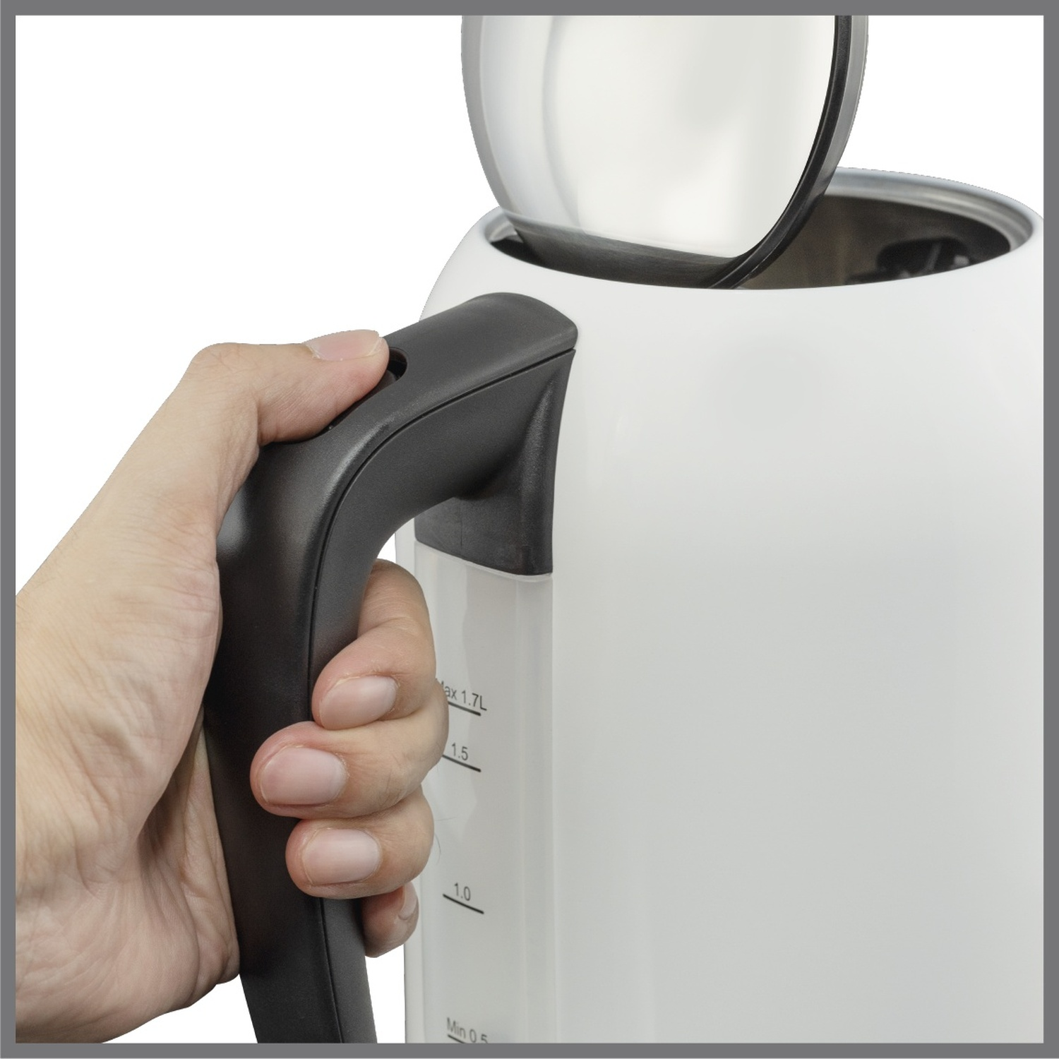 Una mano tiene in mano un bollitore elettrico bianco con manico nero. Il coperchio è aperto. Indicatori del livello dell'acqua visibili.