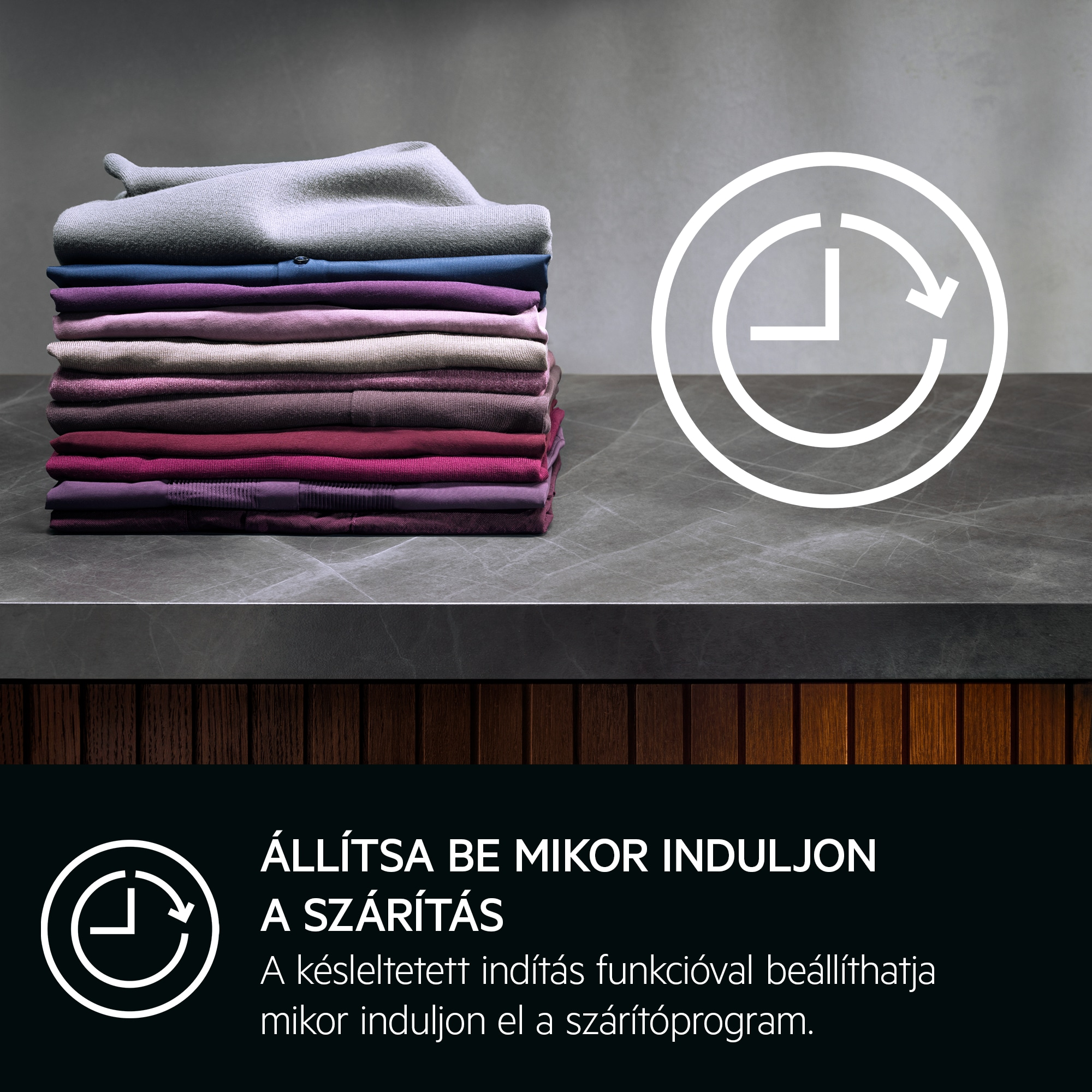 Színes ruhák halmaza a pulton, óra ikonnal. Magyar nyelvű szöveg. Szürke háttér.