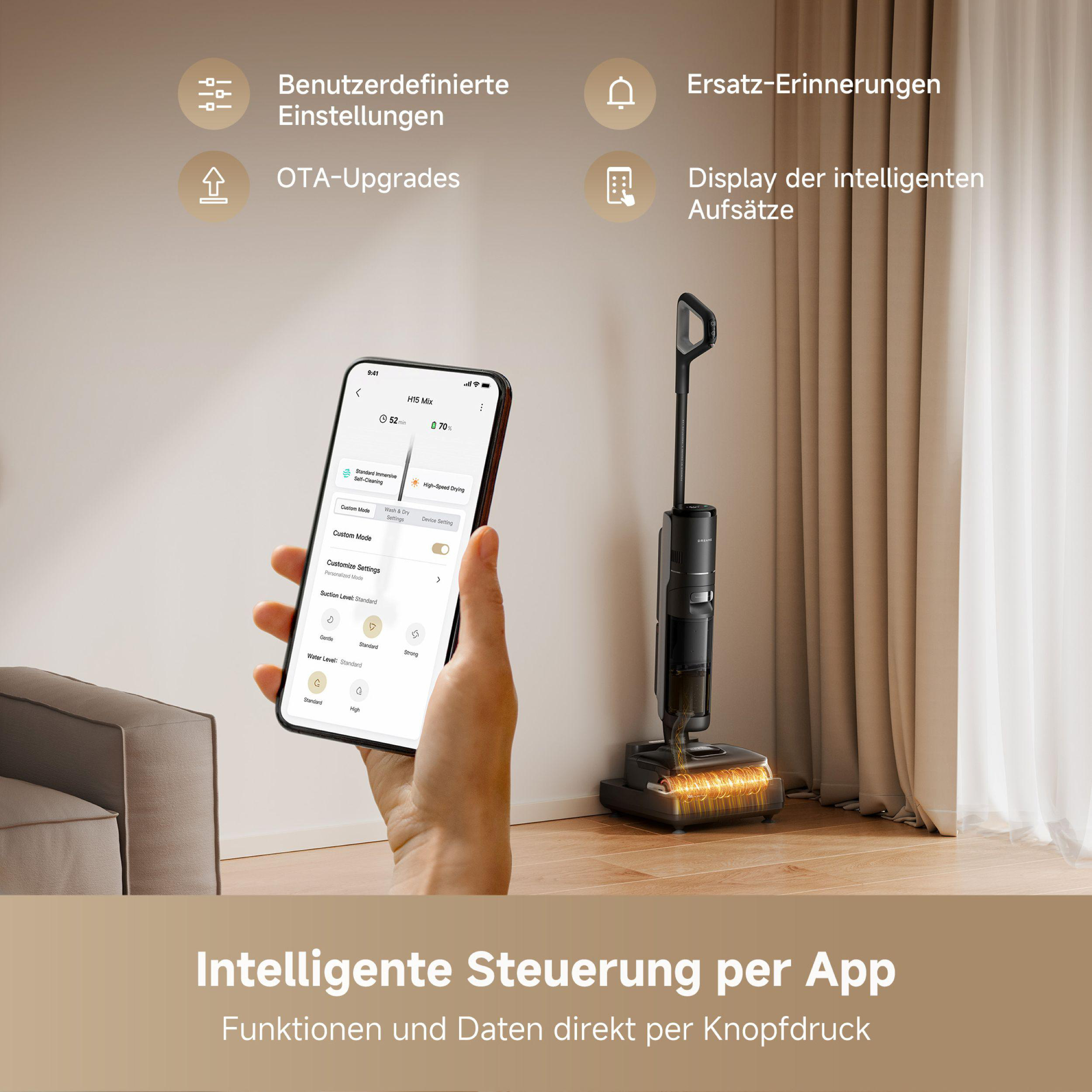Eine Hand, die ein Telefon mit einer Staubsauger-App hält. Ein Staubsauger steht rechts, im Hintergrund Vorhänge.