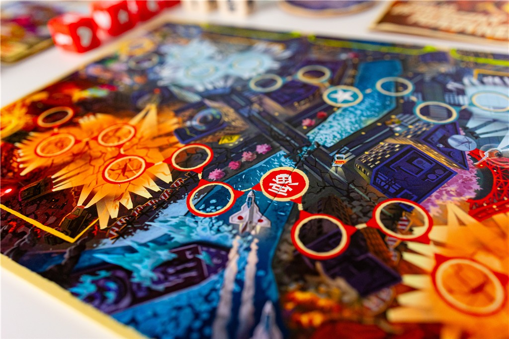 Gra planszowa z kolorowym krajobrazem miejskim i kostkami. Zawiera czerwone okręgi, budynki i odrzutowiec. Kostki w lewym górnym rogu.