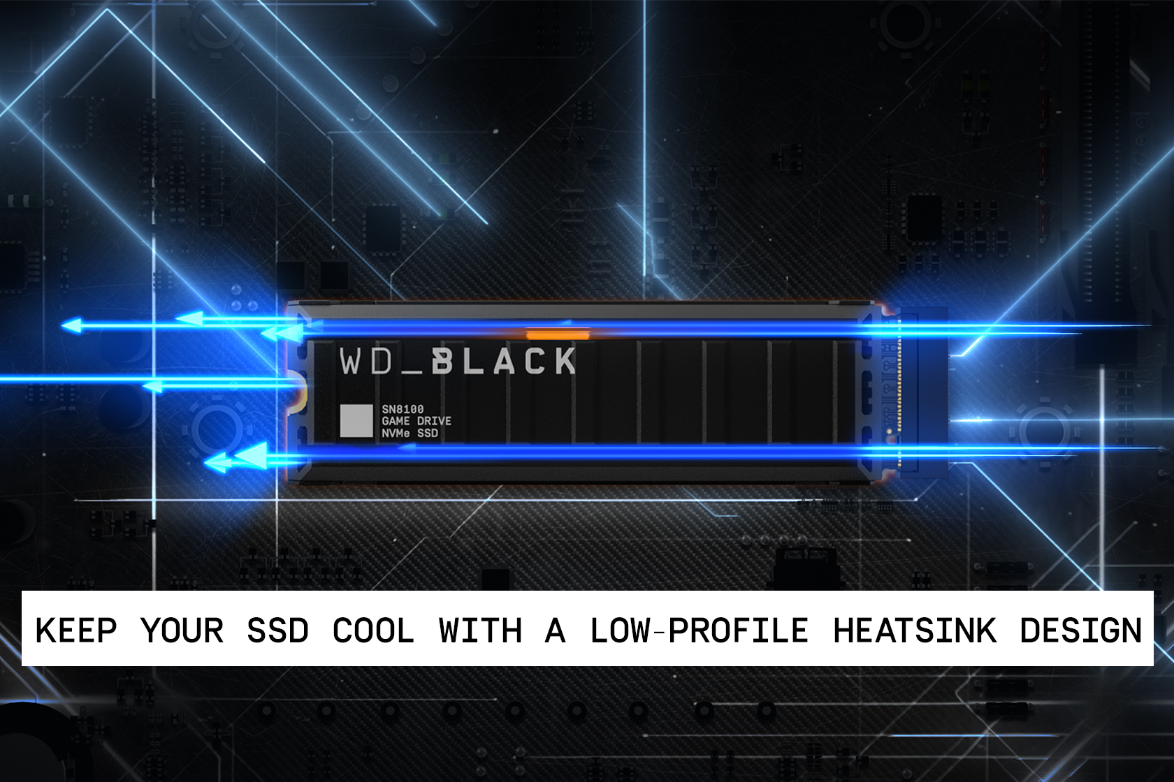 Eine WD_BLACK NVMe SSD mit blauen Lichtakzenten. Text: HALTEN SIE IHRE SSD KÜHL MIT EINEM LOW-PROFILE-KÜHLKÖRPER-DESIGN.