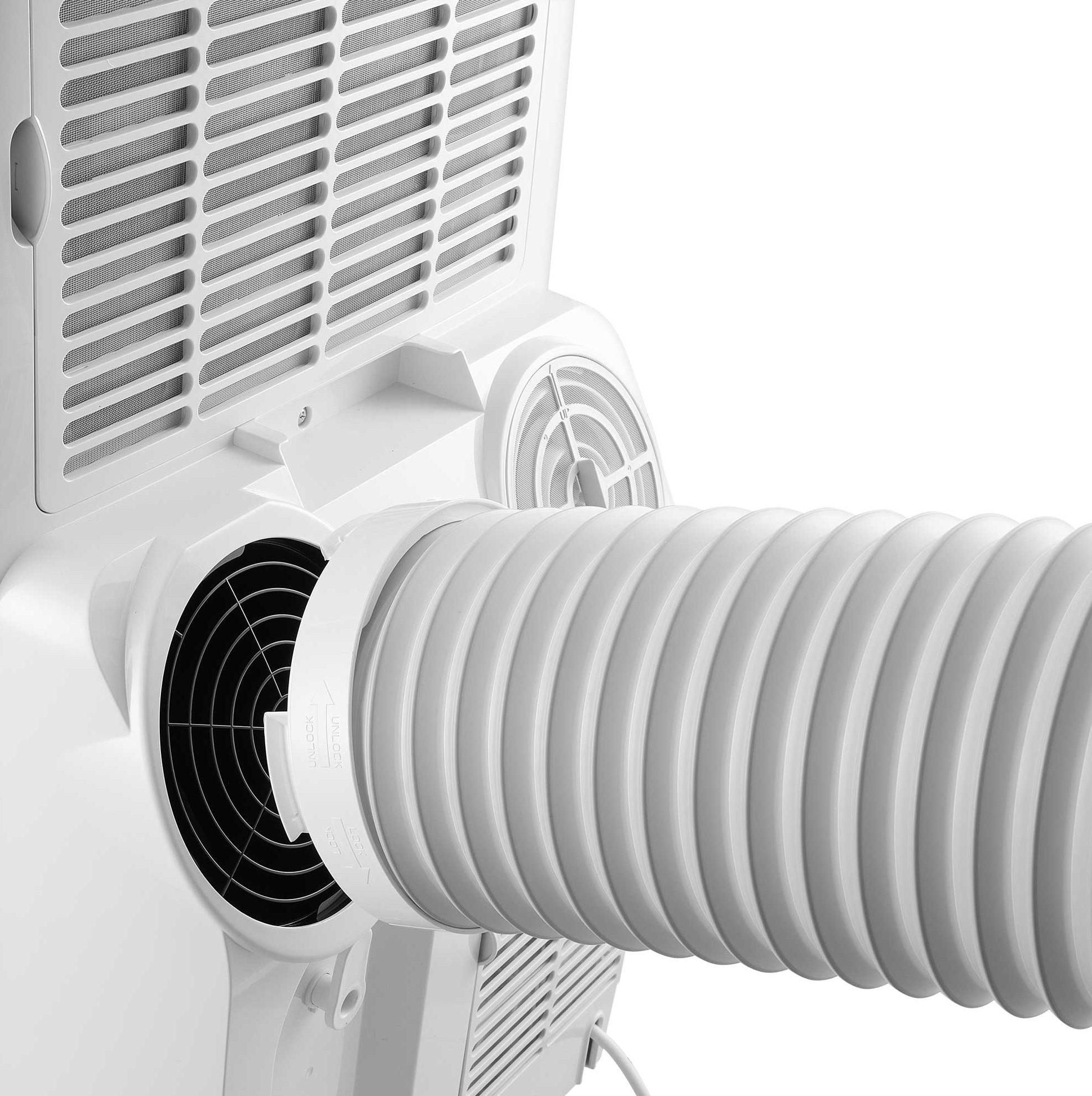 Egy fehér hordozható légkondicionáló közeli képe. Egy bordázott tömlő nyúlik ki az egységből. Az egység ventilátorral és szellőzőnyílással rendelkezik.
