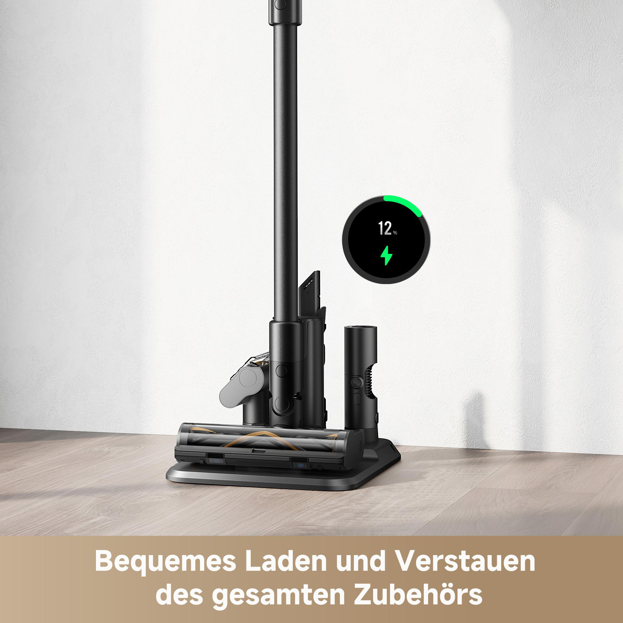 Ein schwarzer Staubsauger auf einer Ladestation mit digitaler Anzeige von 12 % Ladung. Holzboden und weißer Hintergrund.