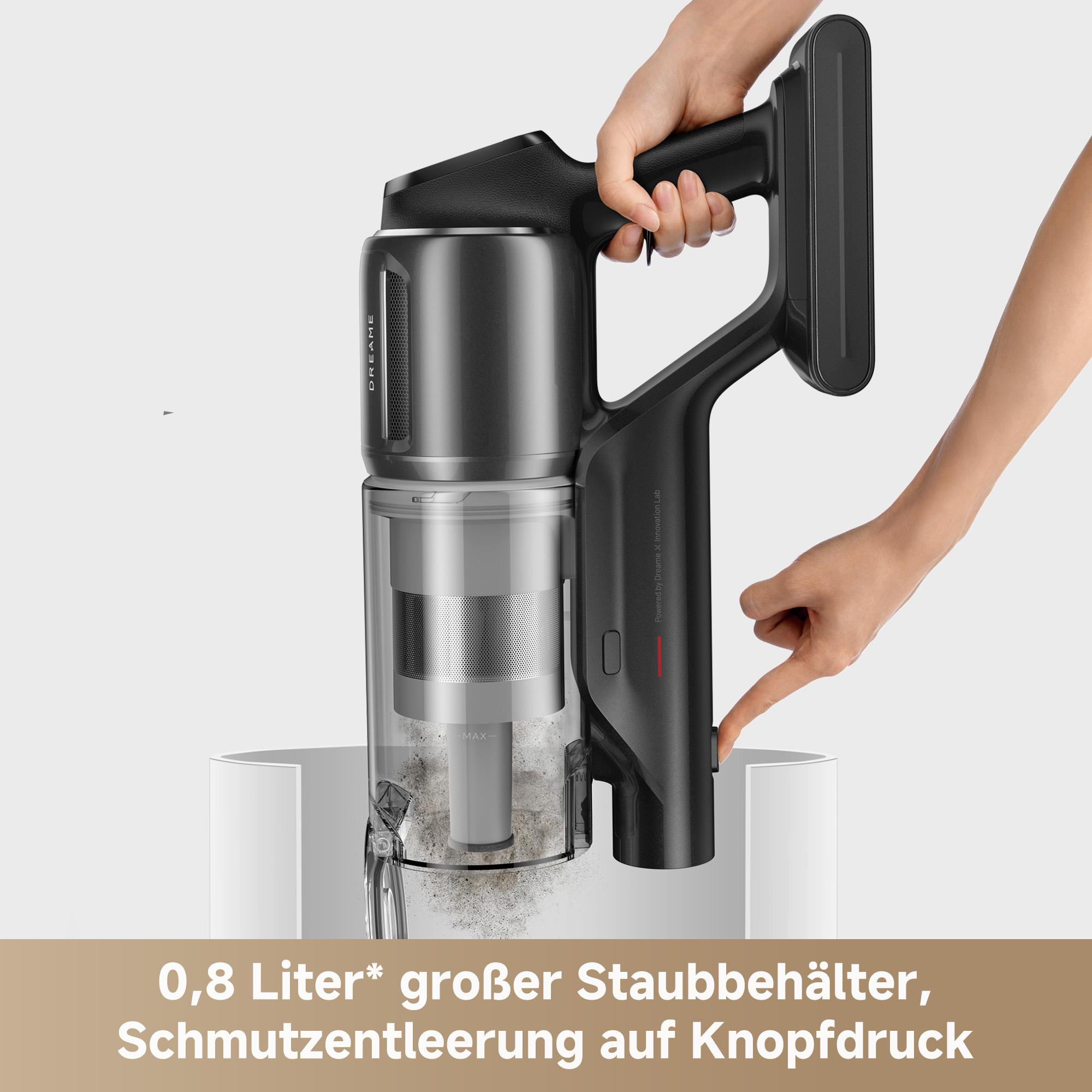 Schwarzer Staubsauger in Händen. Ein Finger drückt einen Knopf. Text: 0,8 Liter großer Staubbehälter.