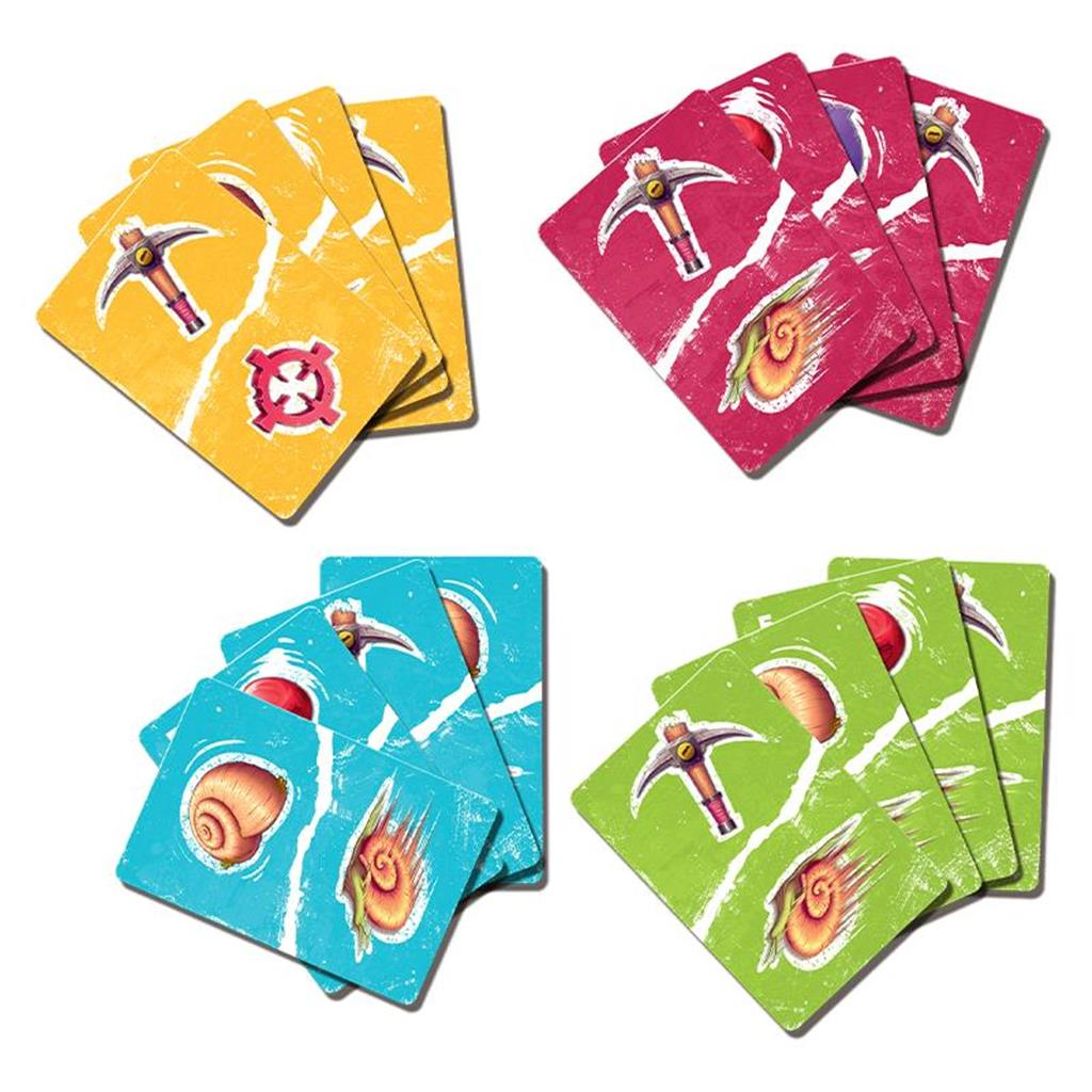 Cztery zestawy kwadratowych kart w kolorze żółtym, czerwonym, niebieskim i zielonym. Każdy zestaw przedstawia różne grafiki, takie jak kilof, muszla i cebula.