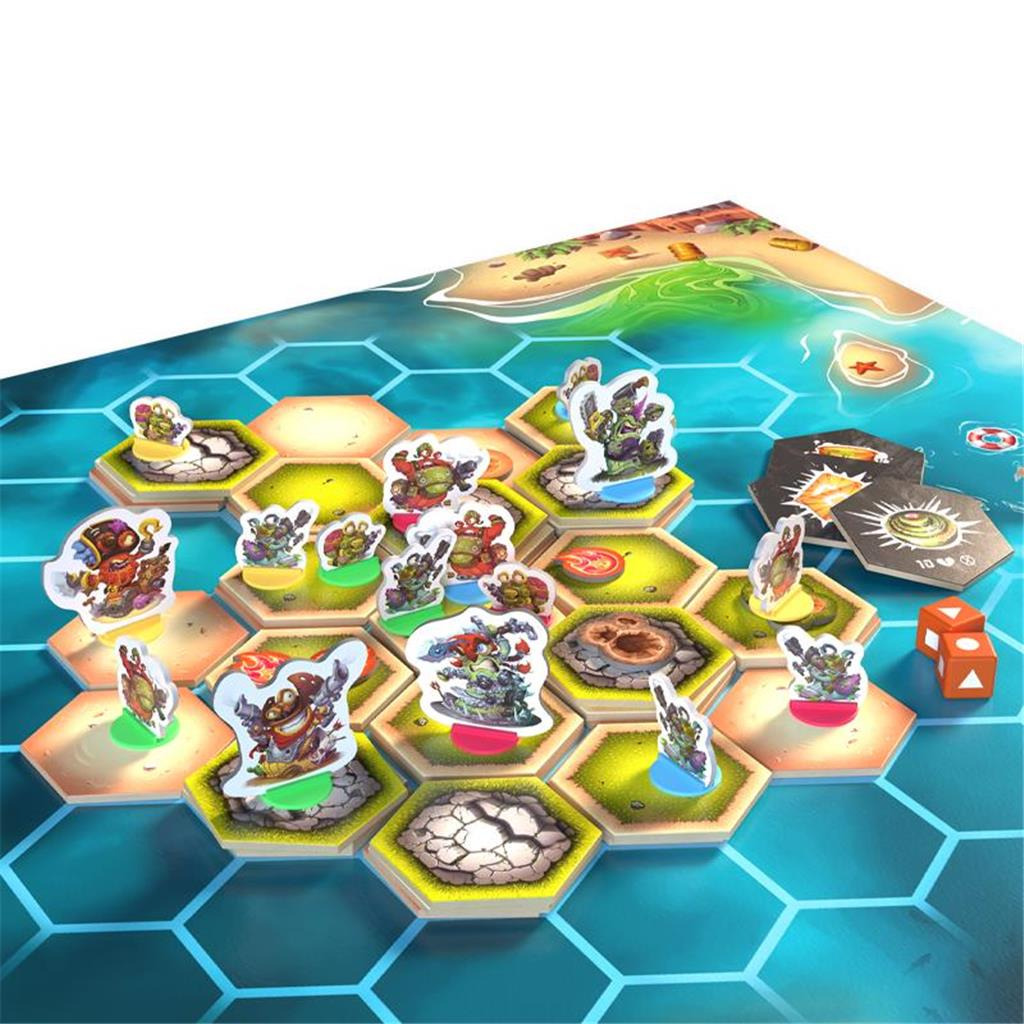 Gra planszowa z figurkami potworów na sześciokątnych kafelkach, kostkami i kartami. Plansza przedstawia scenę wyspy z morzem i lądem.