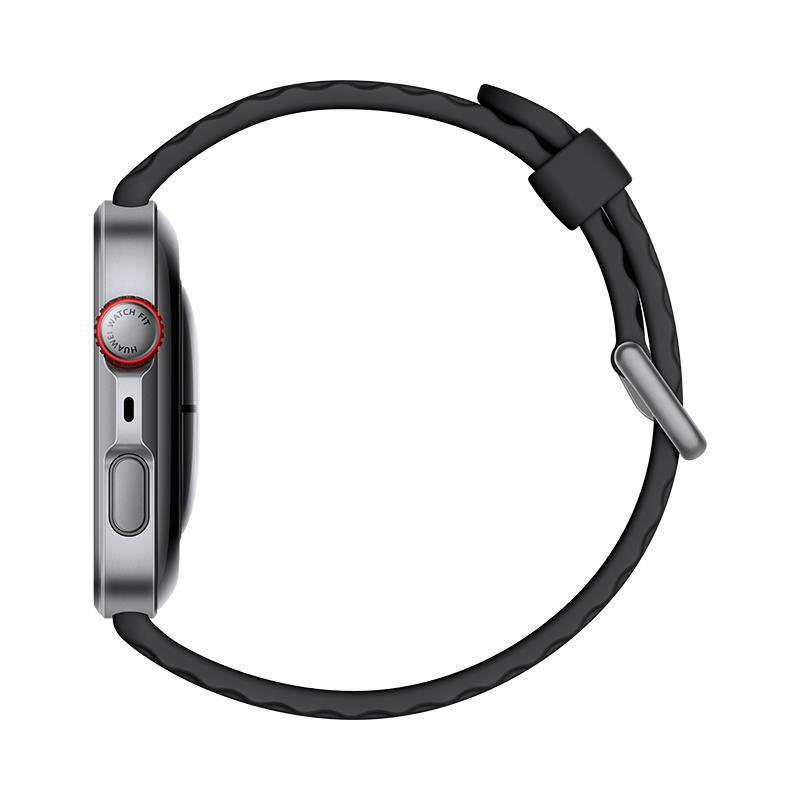 Eine silberne Huawei Watch Fit mit schwarzem Armband wird gezeigt. Das Zifferblatt hat einen roten Knopf. Das Armband ist befestigt.